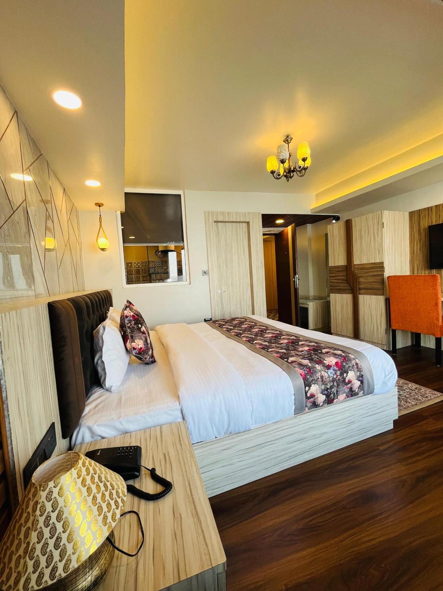 Luxury Stay At Hotel Broadway Boutique Mall Road Chowrasta Near Mahakal Temple Darjeeling  Bagian luar foto