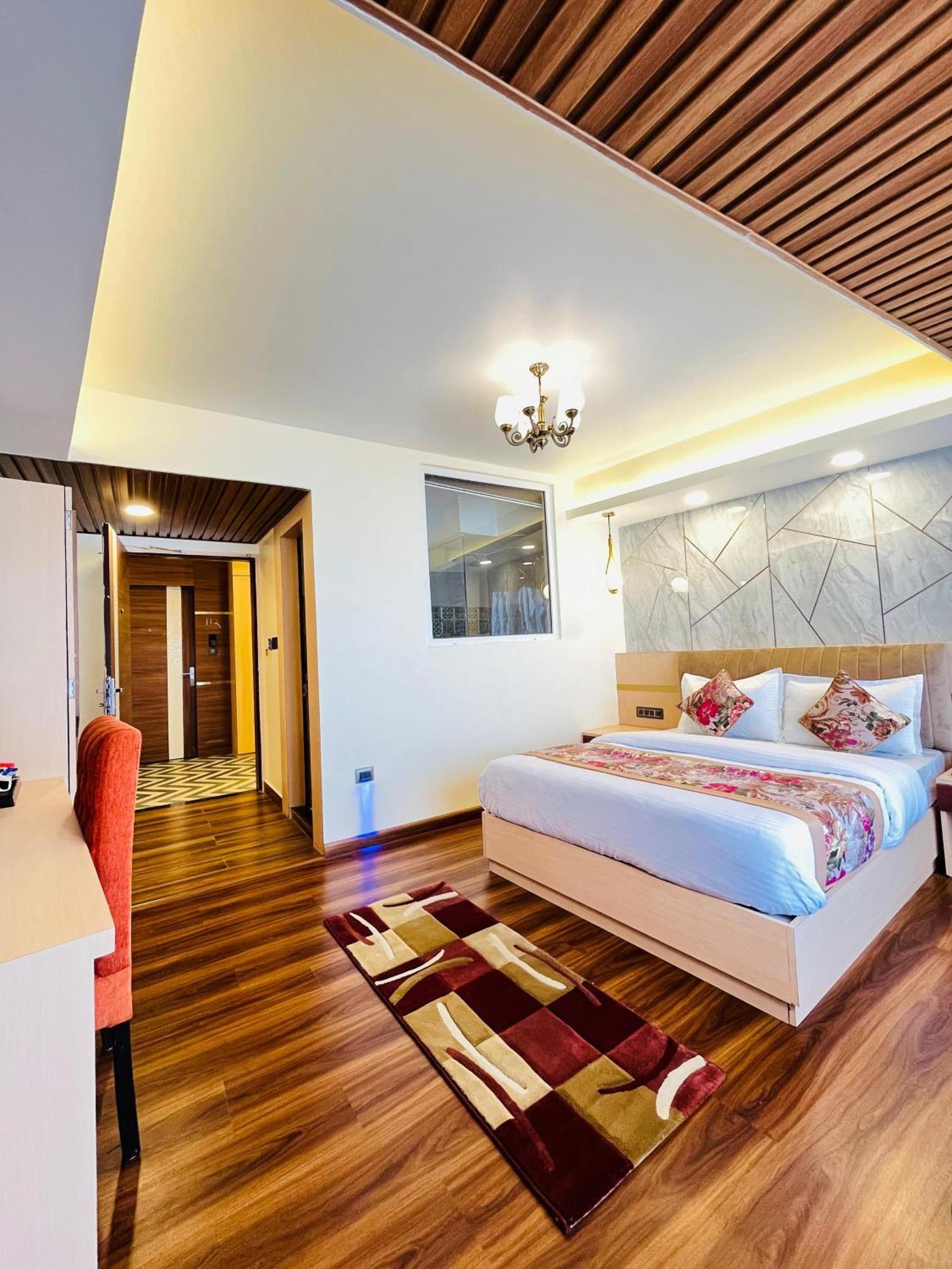 Luxury Stay At Hotel Broadway Boutique Mall Road Chowrasta Near Mahakal Temple Darjeeling  Bagian luar foto