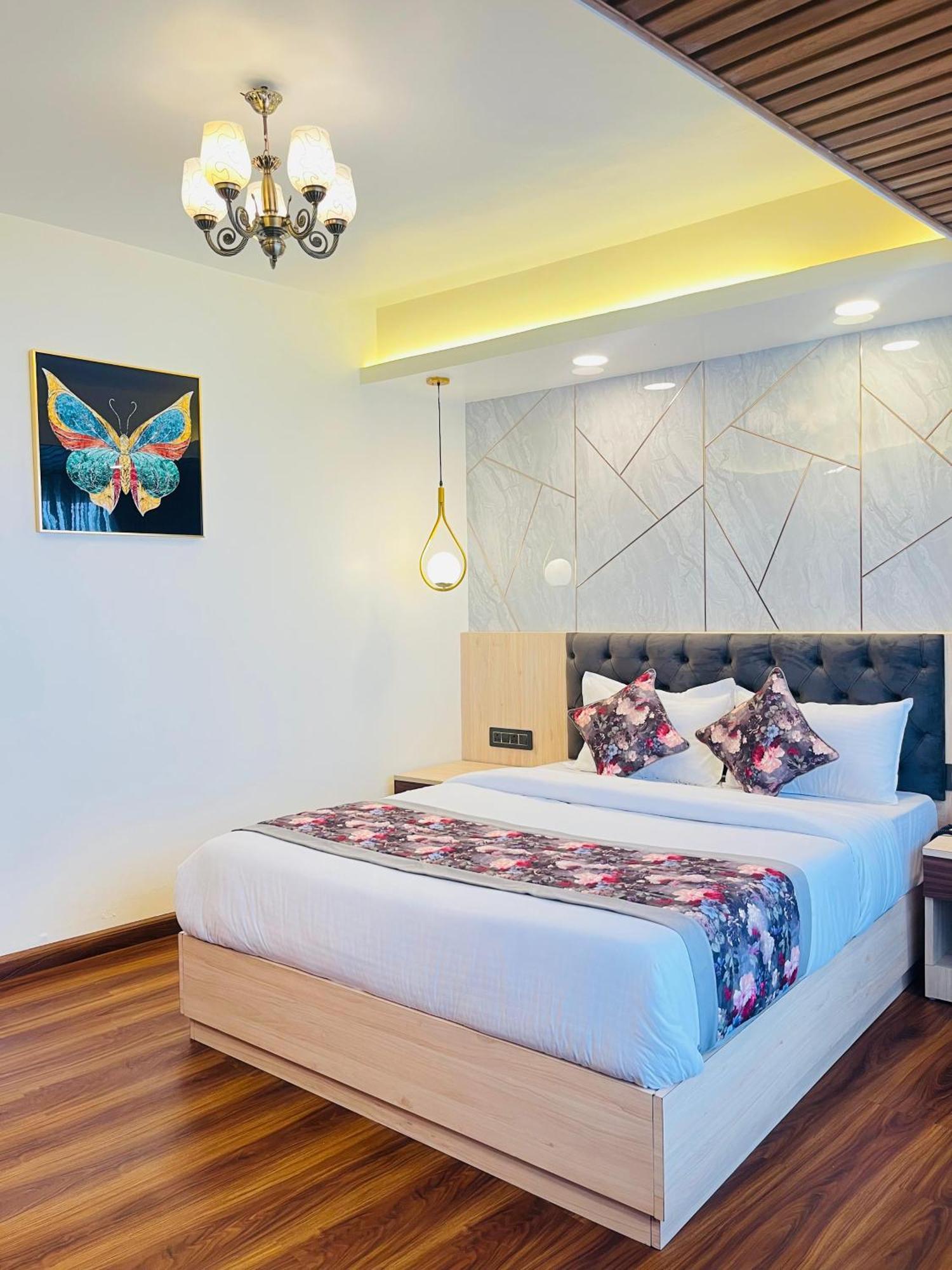 Luxury Stay At Hotel Broadway Boutique Mall Road Chowrasta Near Mahakal Temple Darjeeling  Bagian luar foto