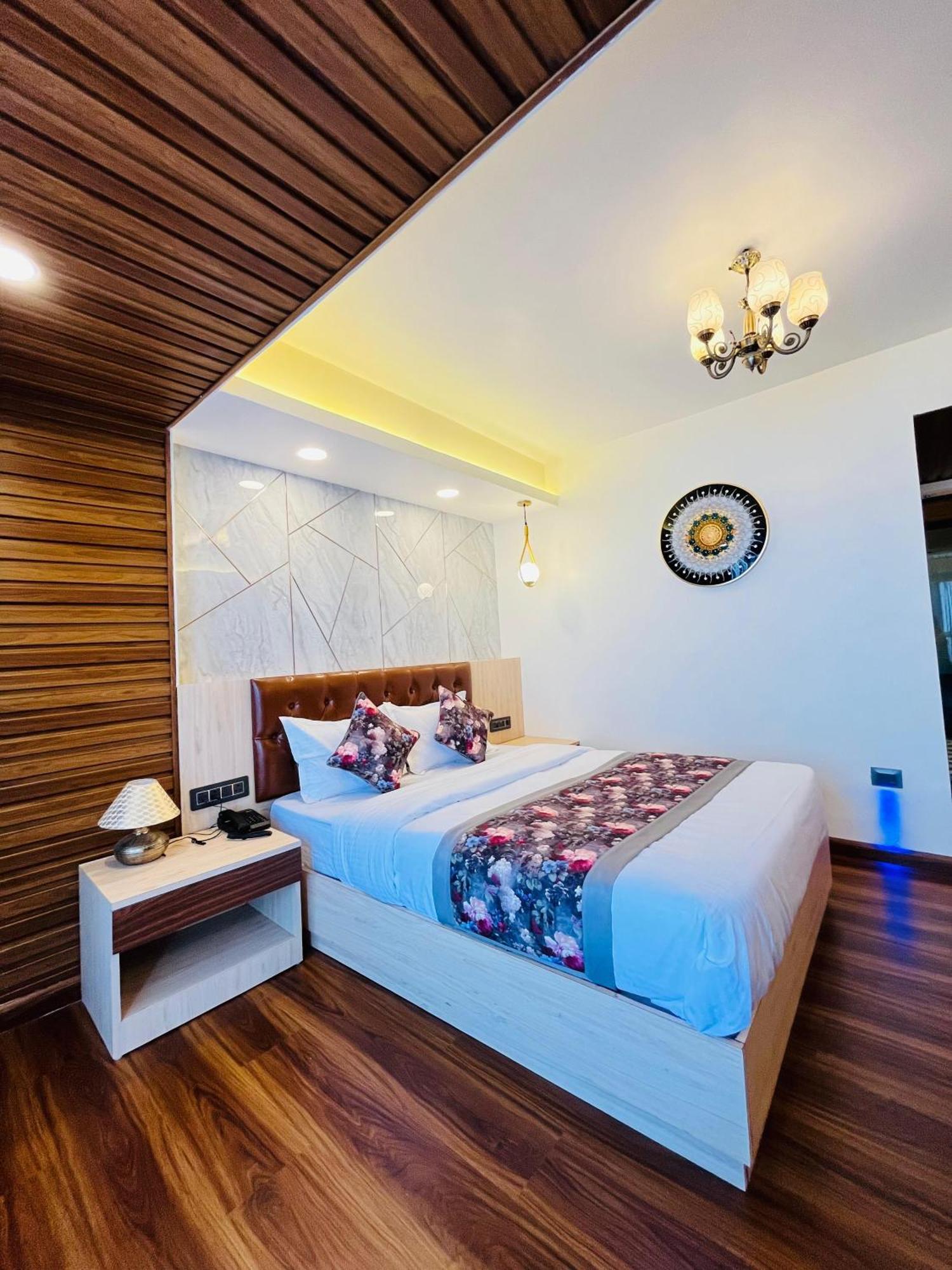 Luxury Stay At Hotel Broadway Boutique Mall Road Chowrasta Near Mahakal Temple Darjeeling  Bagian luar foto