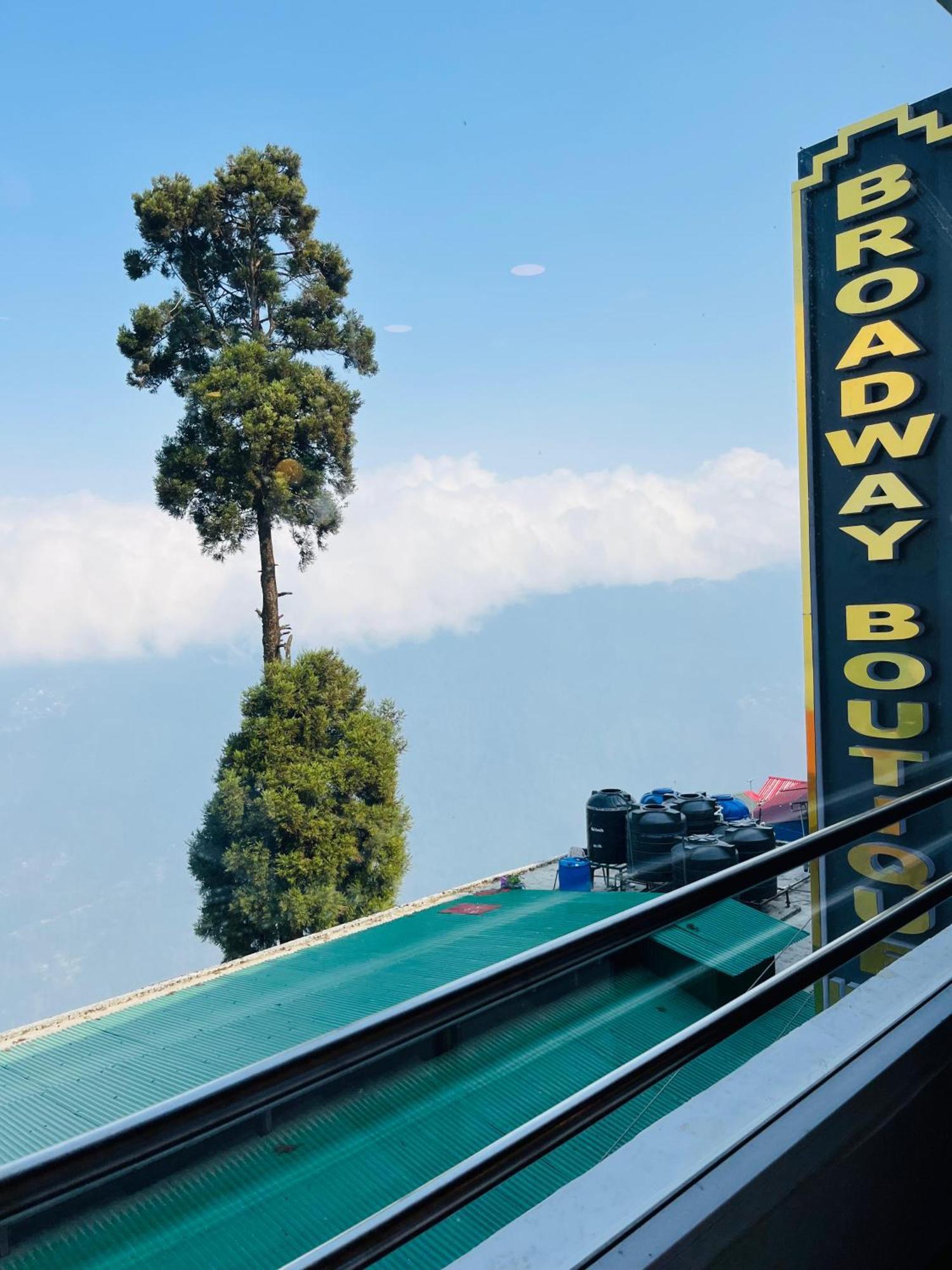 Luxury Stay At Hotel Broadway Boutique Mall Road Chowrasta Near Mahakal Temple Darjeeling  Bagian luar foto