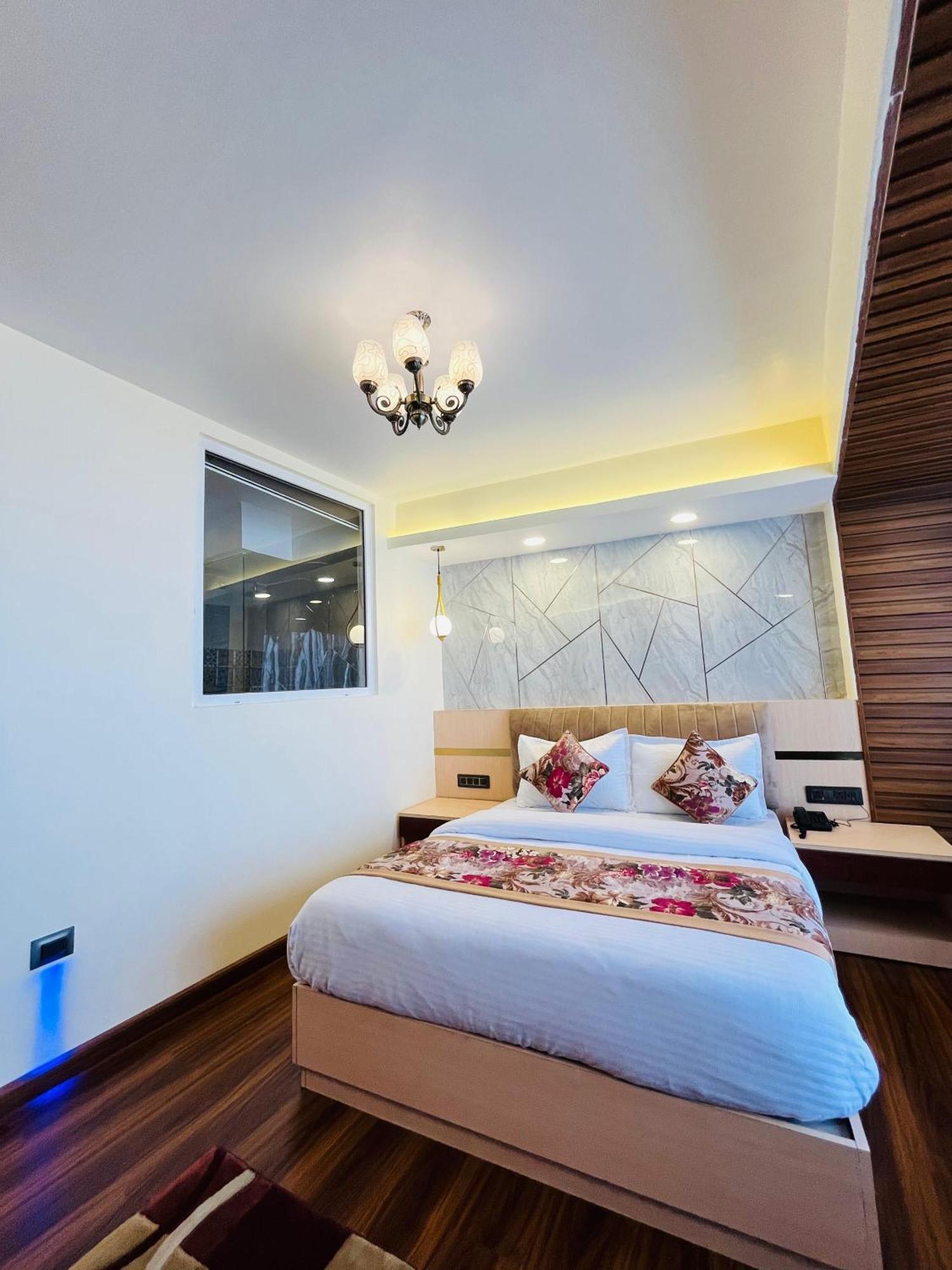 Luxury Stay At Hotel Broadway Boutique Mall Road Chowrasta Near Mahakal Temple Darjeeling  Bagian luar foto