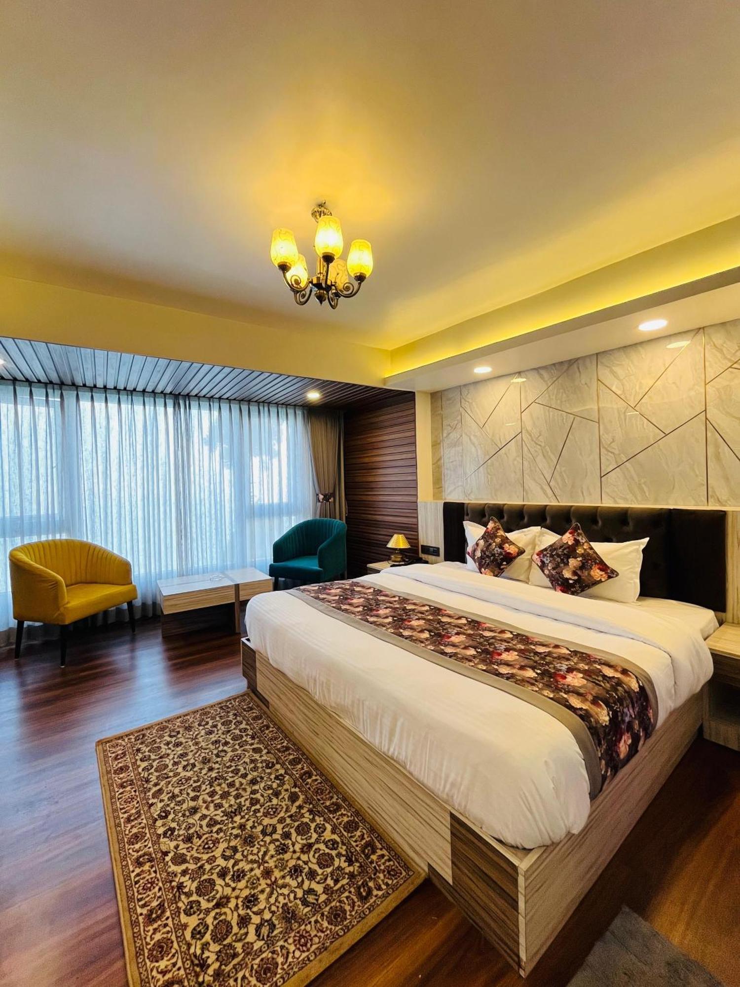 Luxury Stay At Hotel Broadway Boutique Mall Road Chowrasta Near Mahakal Temple Darjeeling  Bagian luar foto