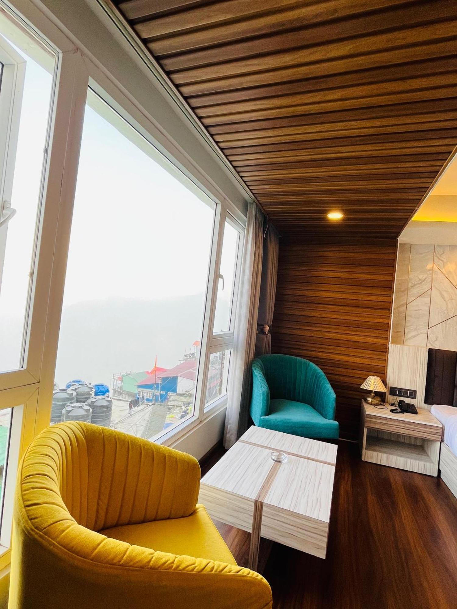 Luxury Stay At Hotel Broadway Boutique Mall Road Chowrasta Near Mahakal Temple Darjeeling  Bagian luar foto