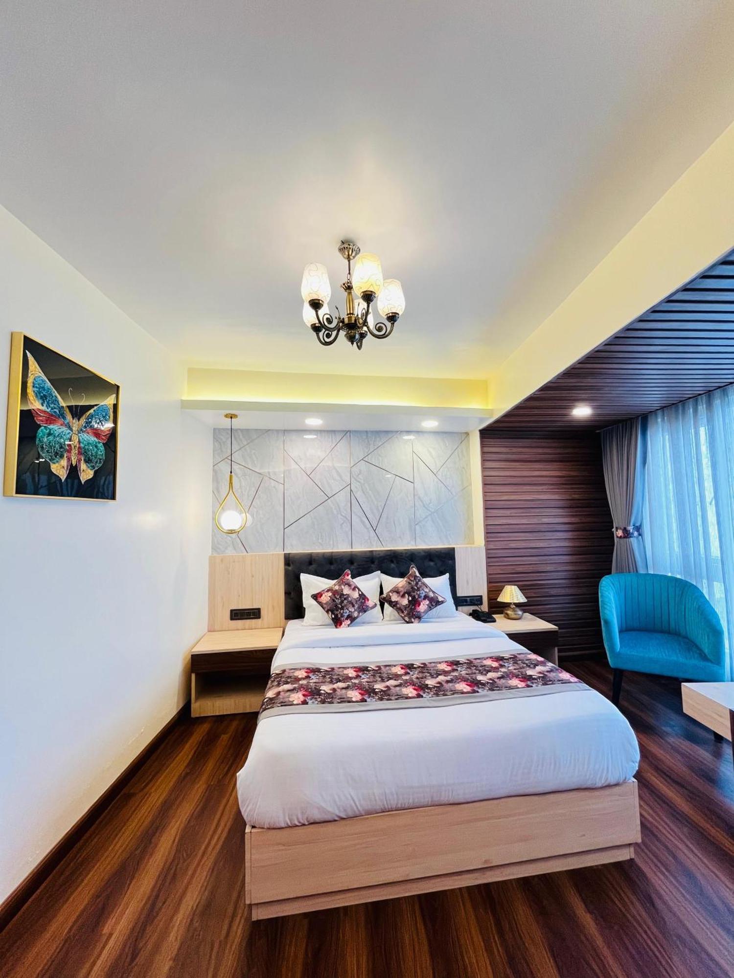 Luxury Stay At Hotel Broadway Boutique Mall Road Chowrasta Near Mahakal Temple Darjeeling  Bagian luar foto