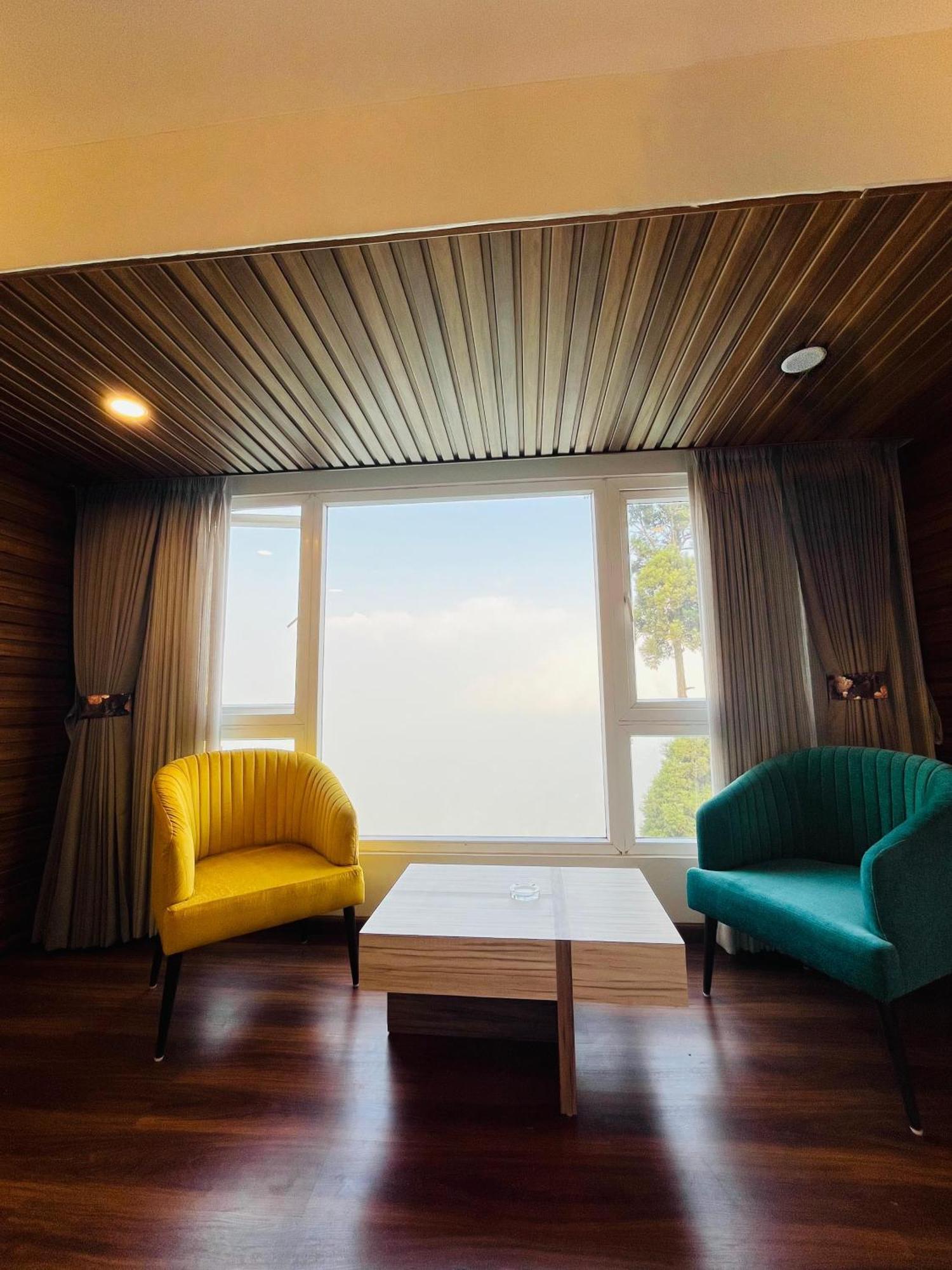 Luxury Stay At Hotel Broadway Boutique Mall Road Chowrasta Near Mahakal Temple Darjeeling  Bagian luar foto