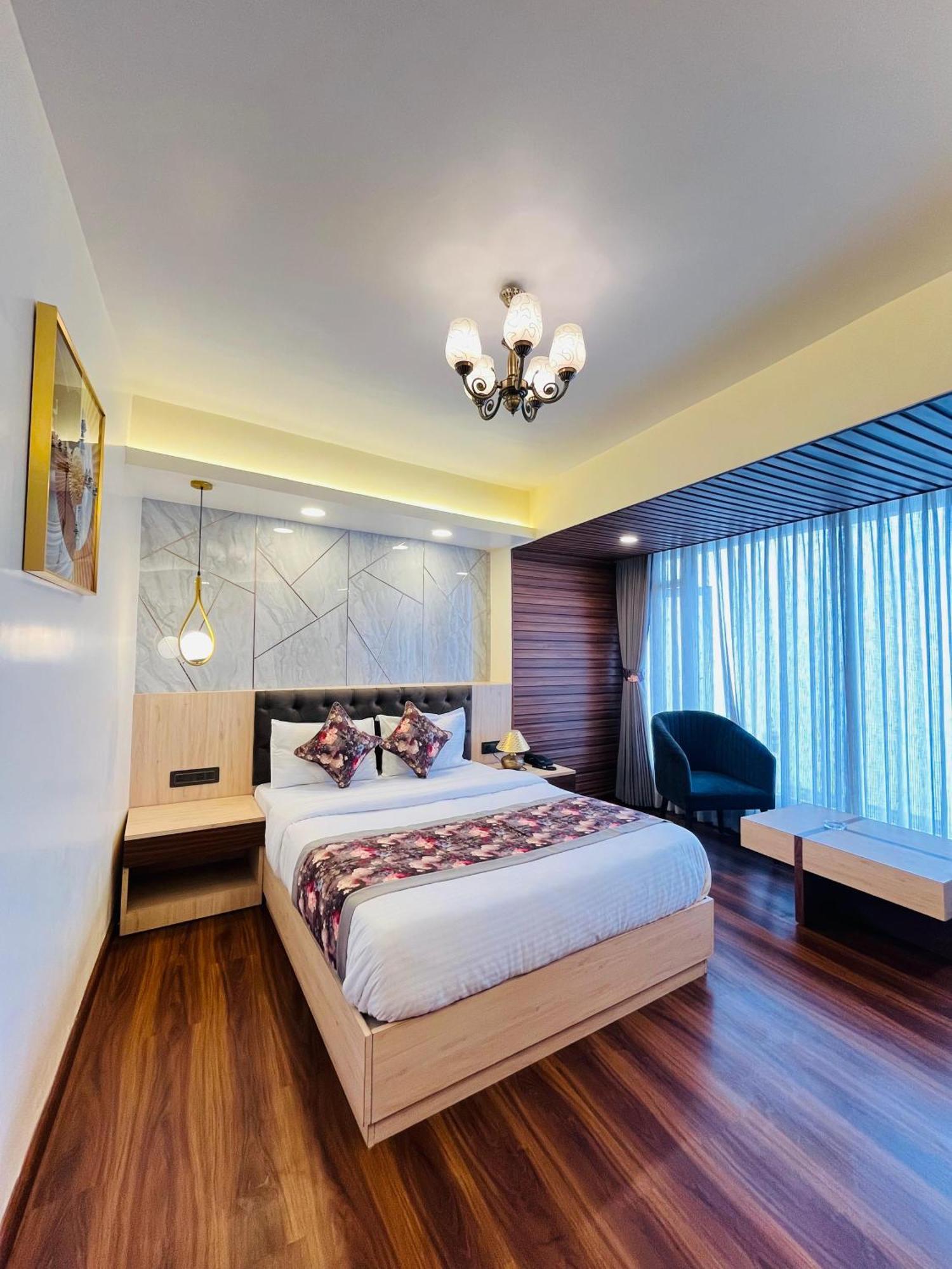 Luxury Stay At Hotel Broadway Boutique Mall Road Chowrasta Near Mahakal Temple Darjeeling  Bagian luar foto