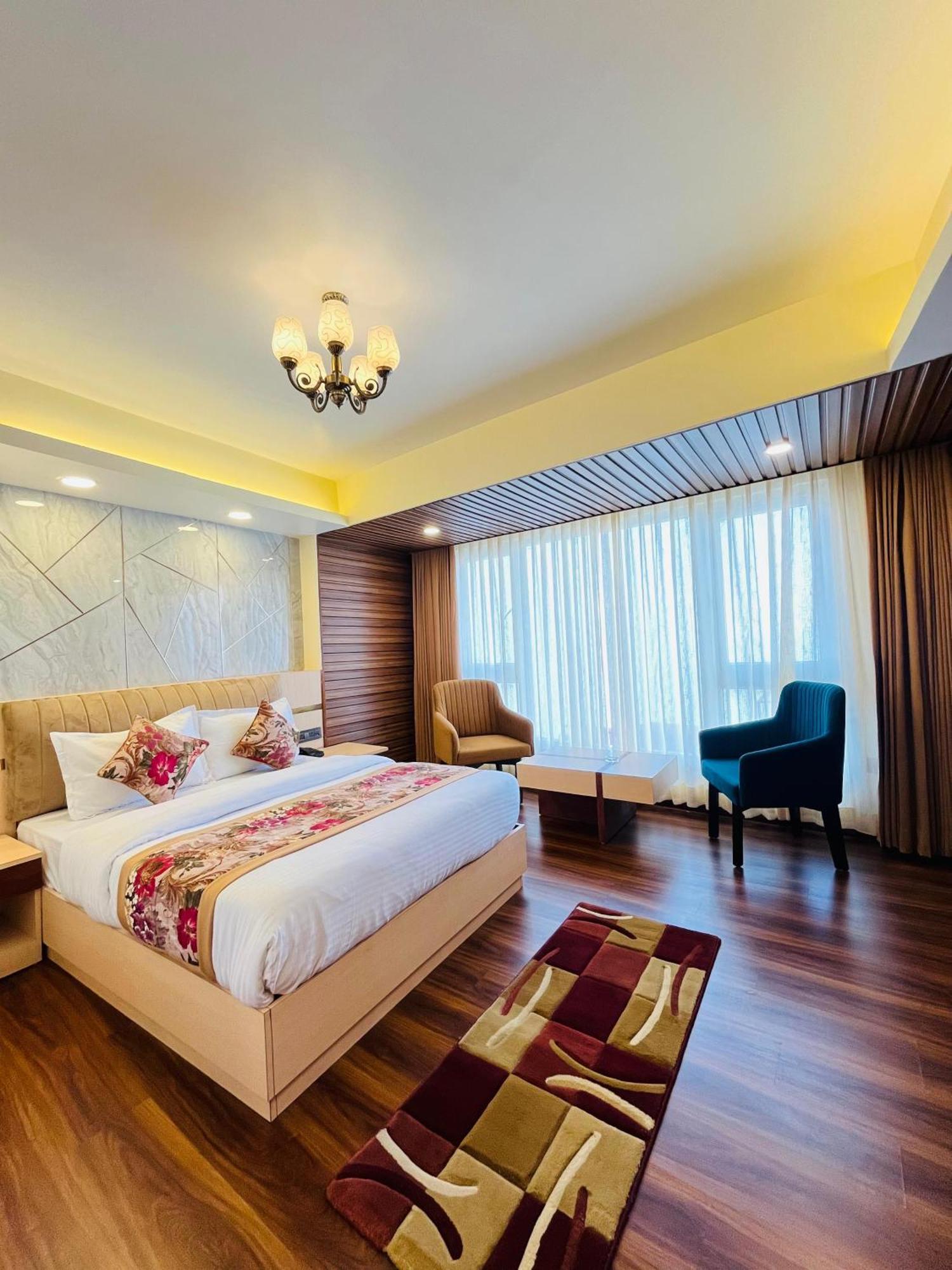 Luxury Stay At Hotel Broadway Boutique Mall Road Chowrasta Near Mahakal Temple Darjeeling  Bagian luar foto