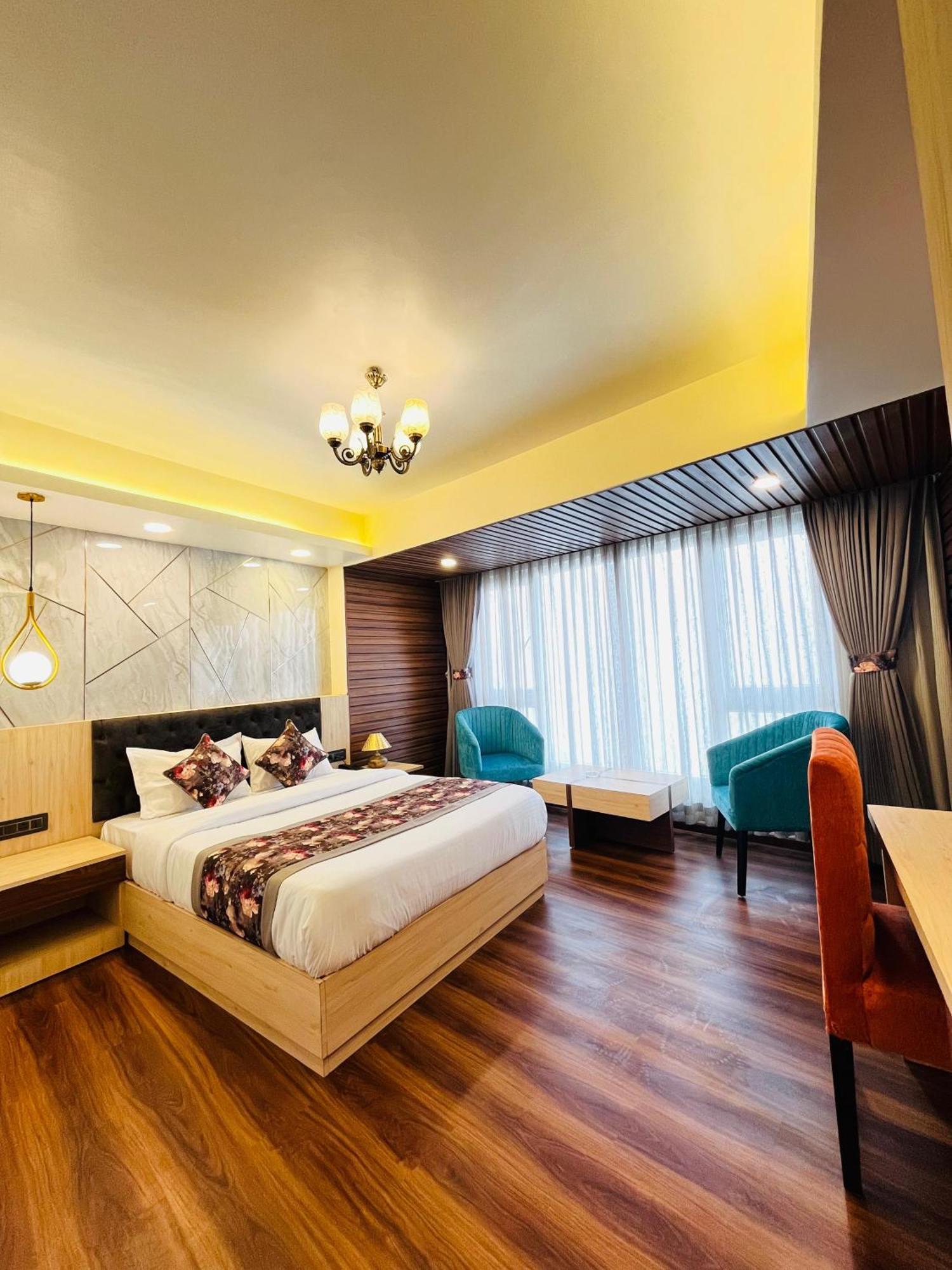 Luxury Stay At Hotel Broadway Boutique Mall Road Chowrasta Near Mahakal Temple Darjeeling  Bagian luar foto