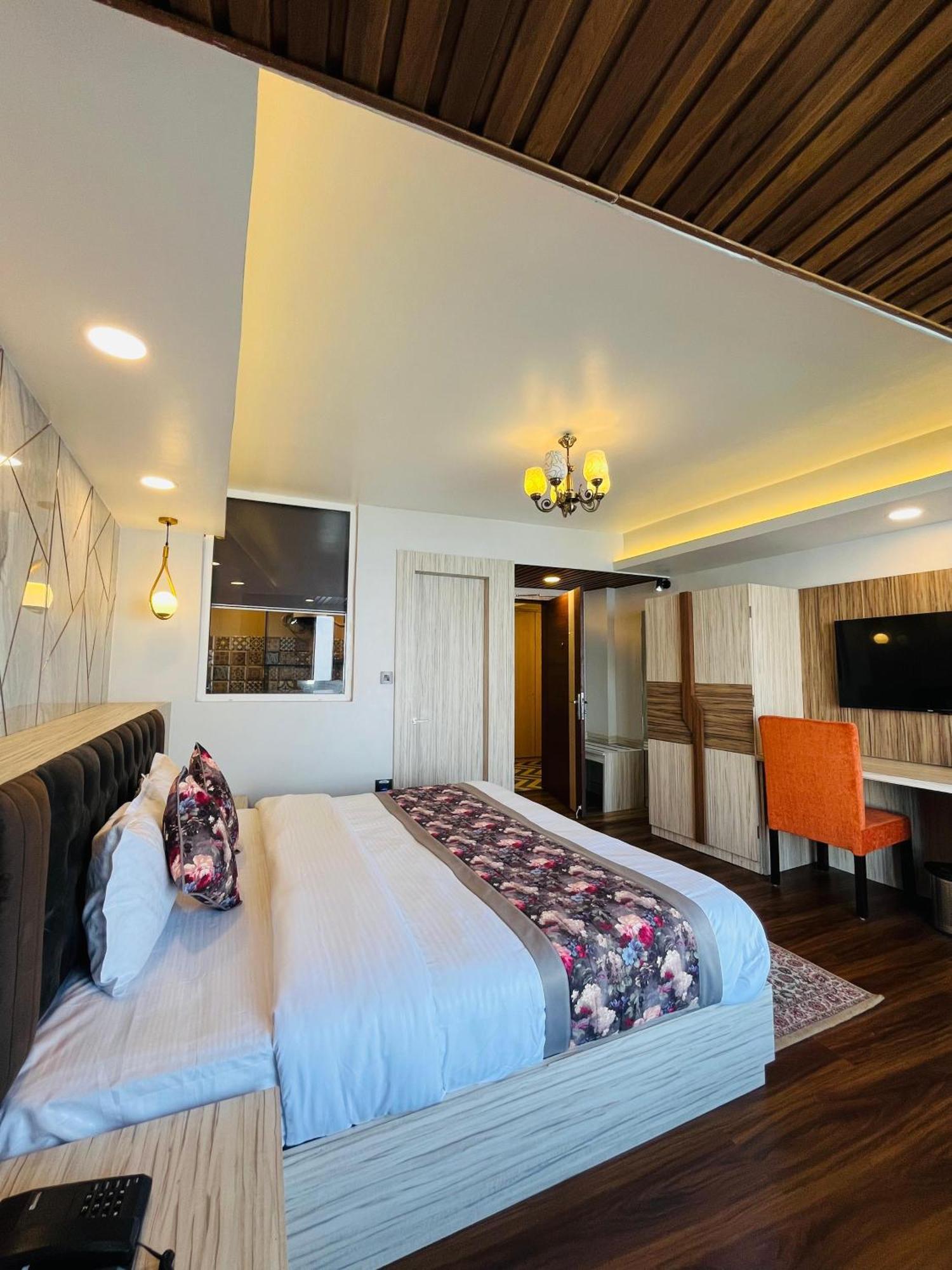 Luxury Stay At Hotel Broadway Boutique Mall Road Chowrasta Near Mahakal Temple Darjeeling  Bagian luar foto