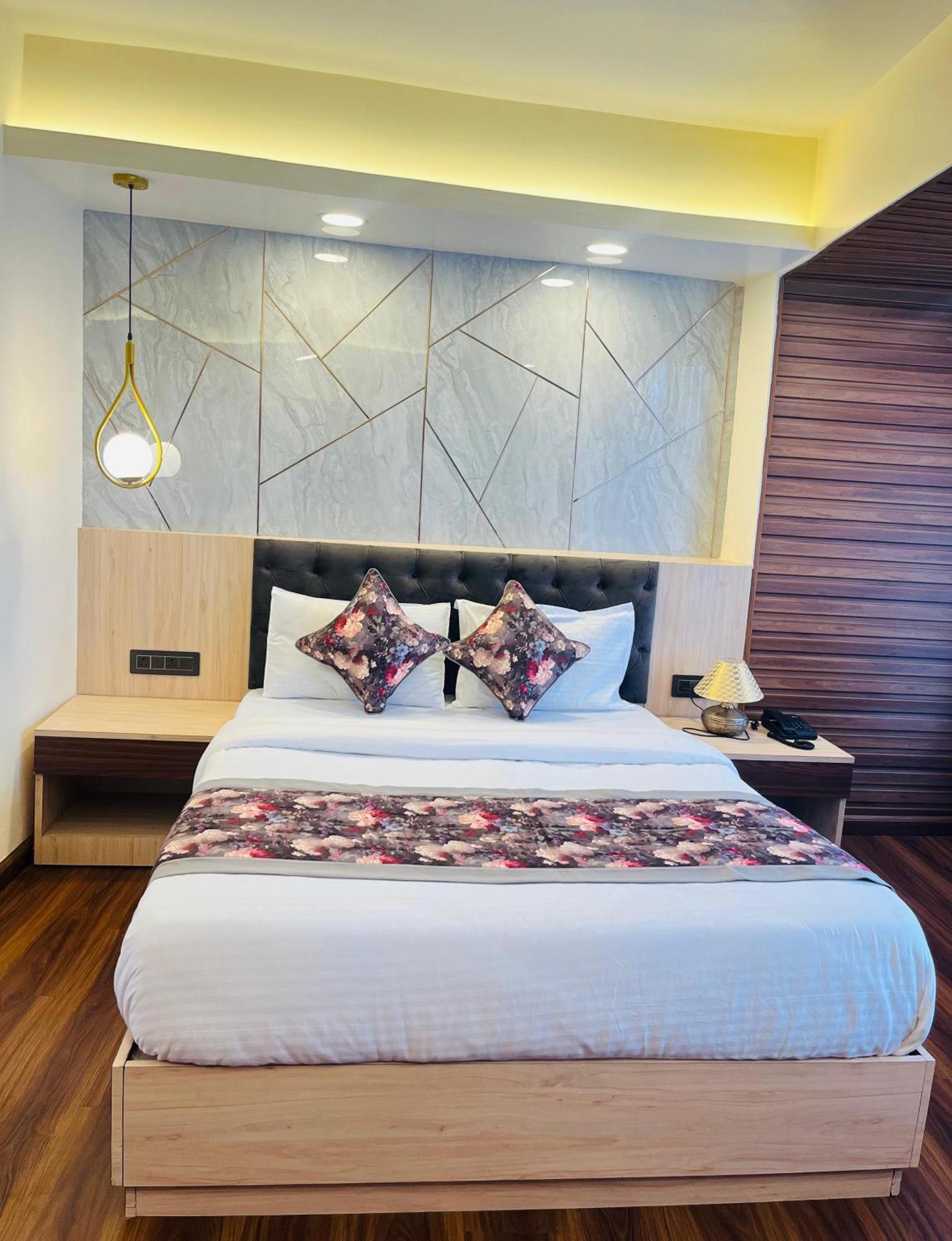 Luxury Stay At Hotel Broadway Boutique Mall Road Chowrasta Near Mahakal Temple Darjeeling  Bagian luar foto