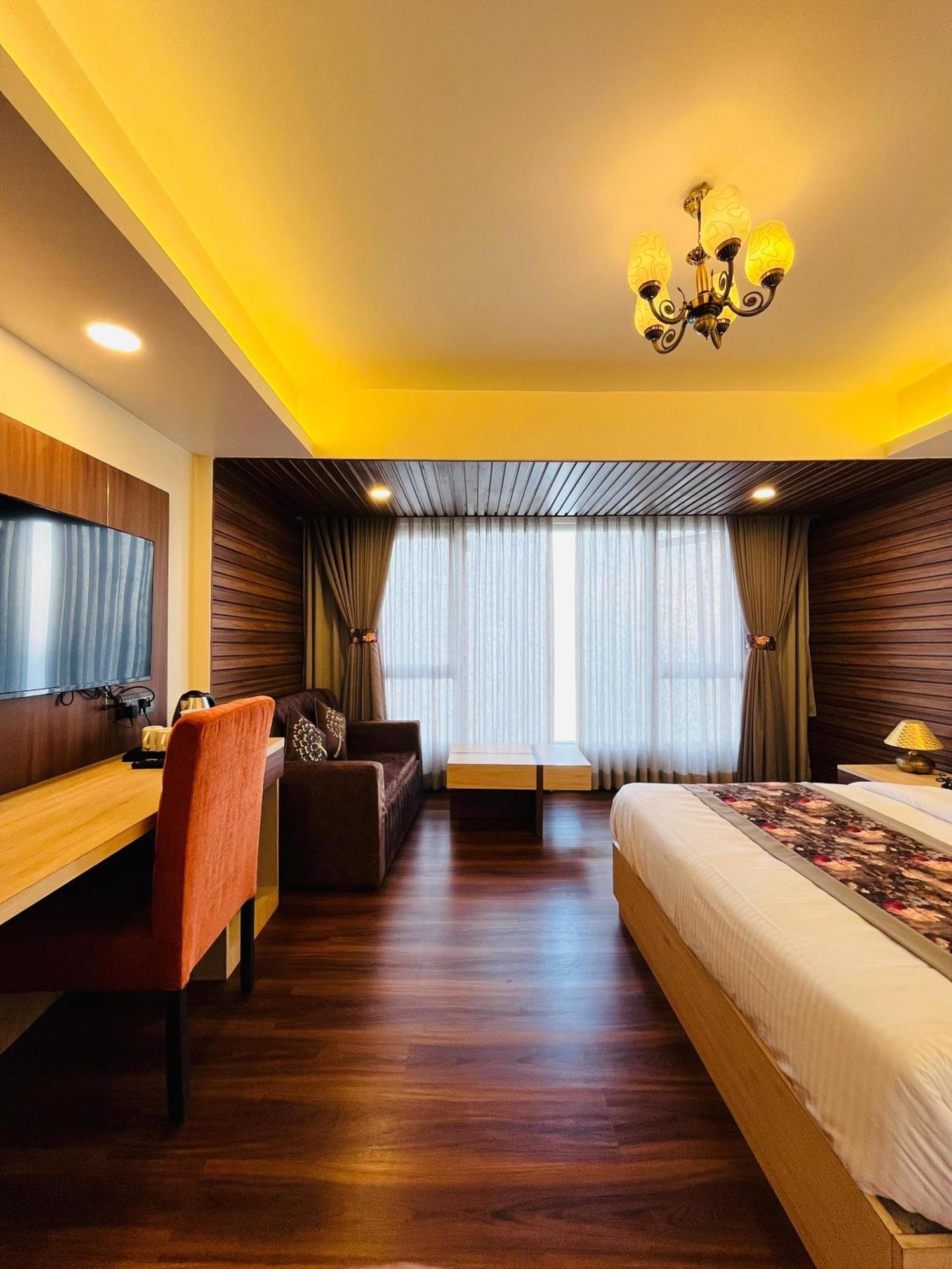 Luxury Stay At Hotel Broadway Boutique Mall Road Chowrasta Near Mahakal Temple Darjeeling  Bagian luar foto