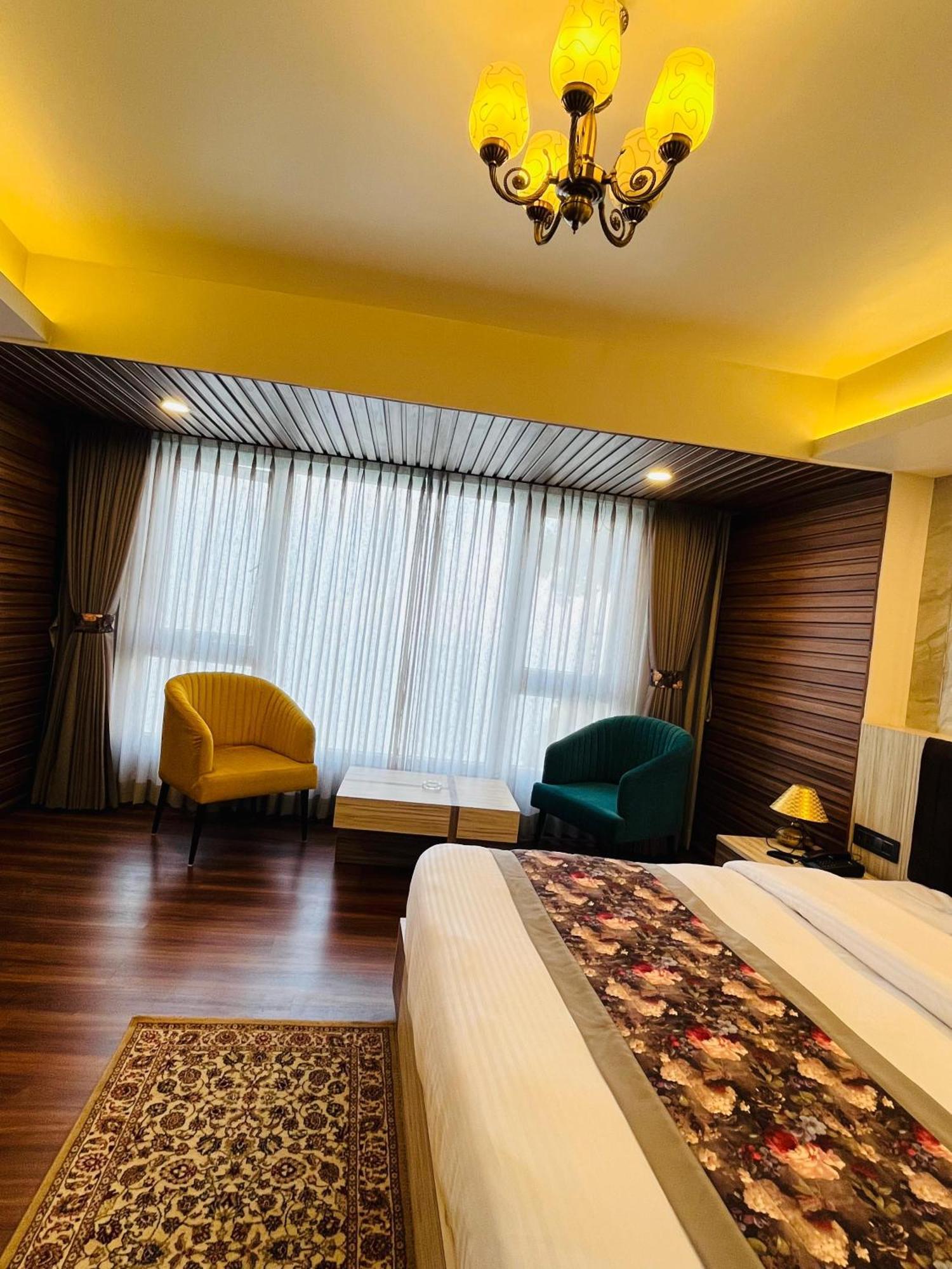 Luxury Stay At Hotel Broadway Boutique Mall Road Chowrasta Near Mahakal Temple Darjeeling  Bagian luar foto
