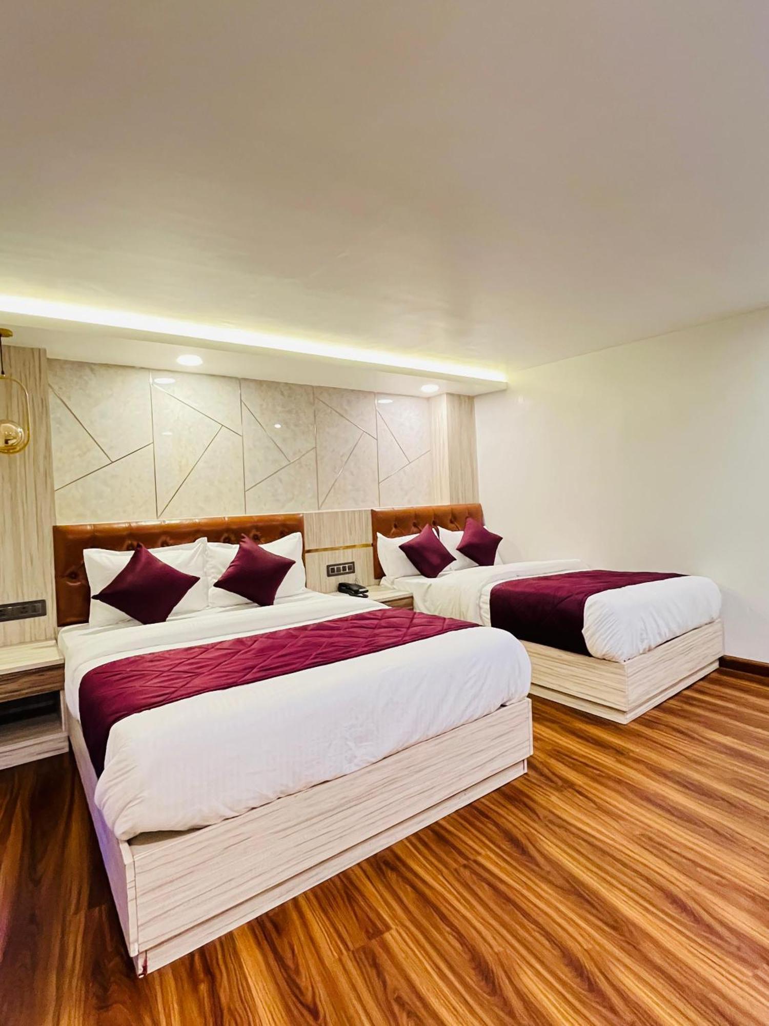 Luxury Stay At Hotel Broadway Boutique Mall Road Chowrasta Near Mahakal Temple Darjeeling  Bagian luar foto