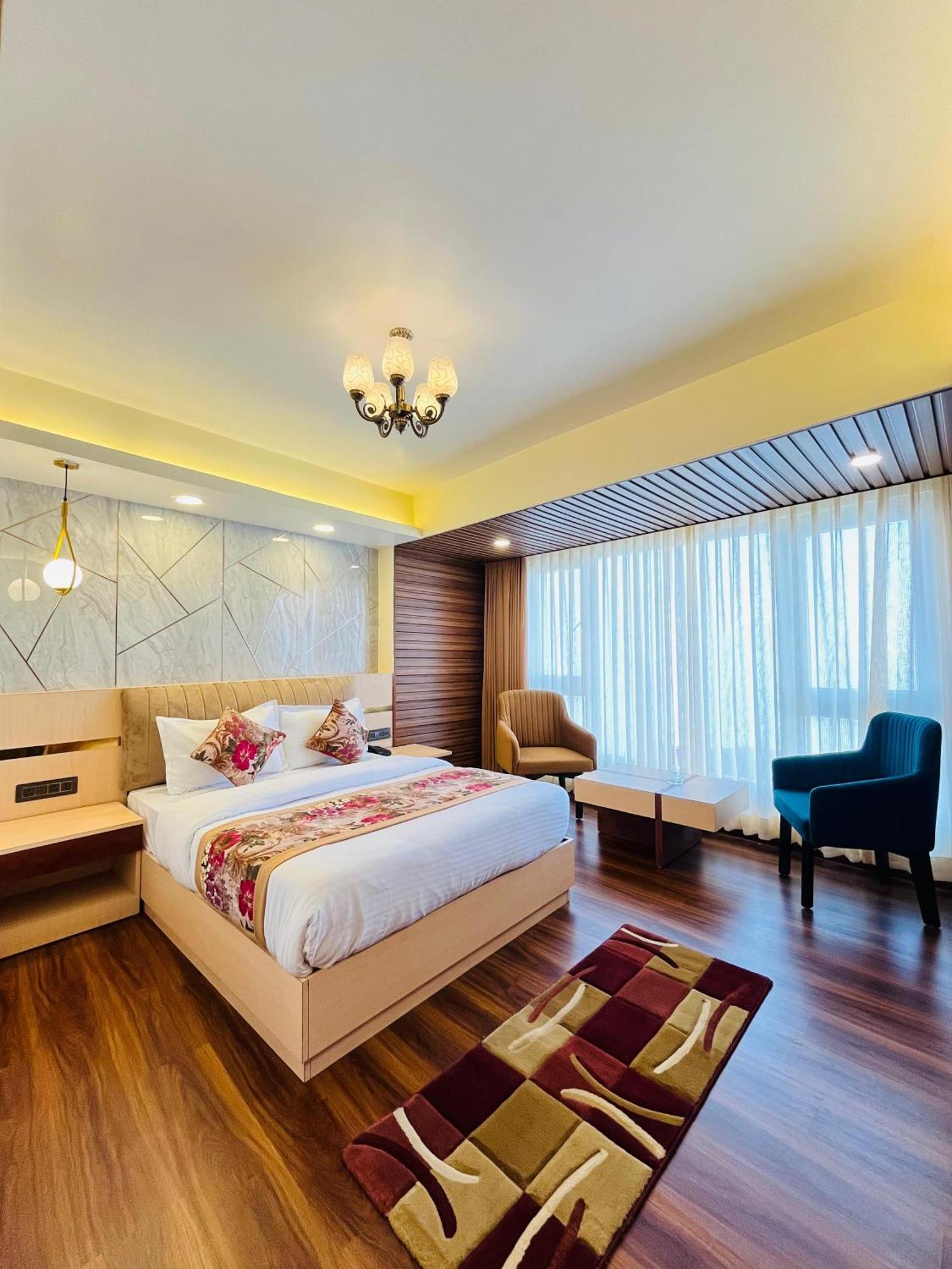 Luxury Stay At Hotel Broadway Boutique Mall Road Chowrasta Near Mahakal Temple Darjeeling  Bagian luar foto