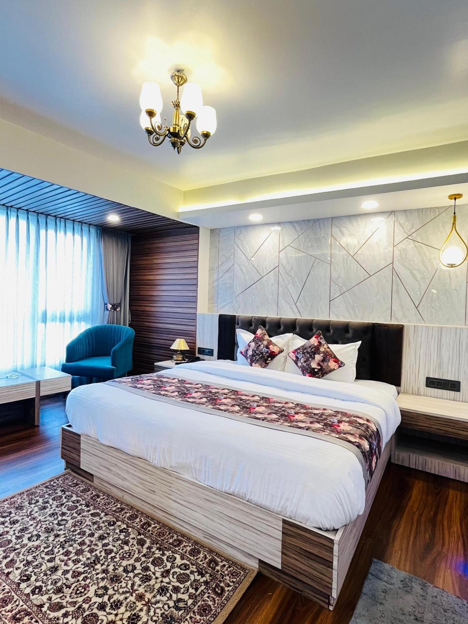 Luxury Stay At Hotel Broadway Boutique Mall Road Chowrasta Near Mahakal Temple Darjeeling  Bagian luar foto