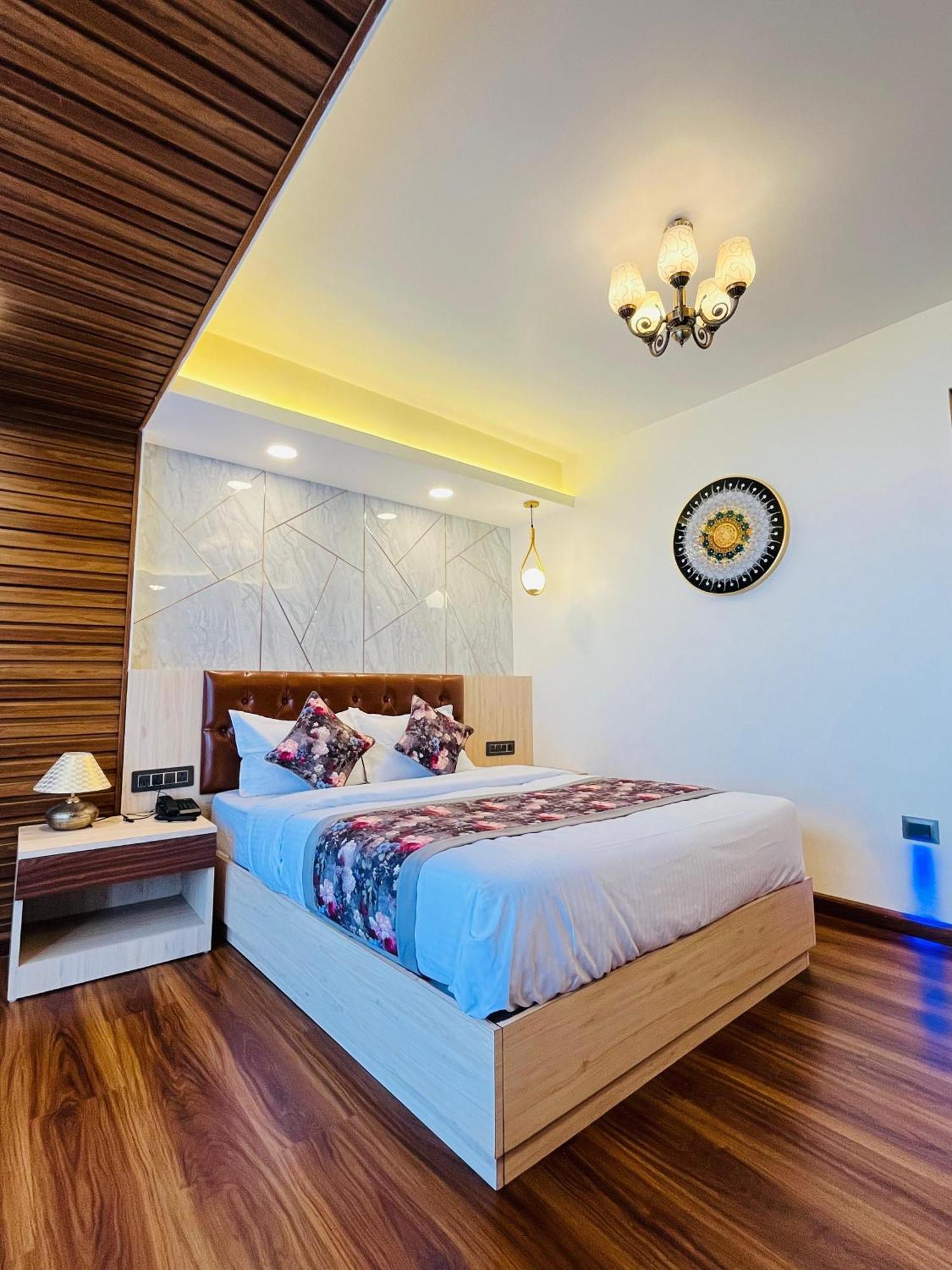 Luxury Stay At Hotel Broadway Boutique Mall Road Chowrasta Near Mahakal Temple Darjeeling  Bagian luar foto