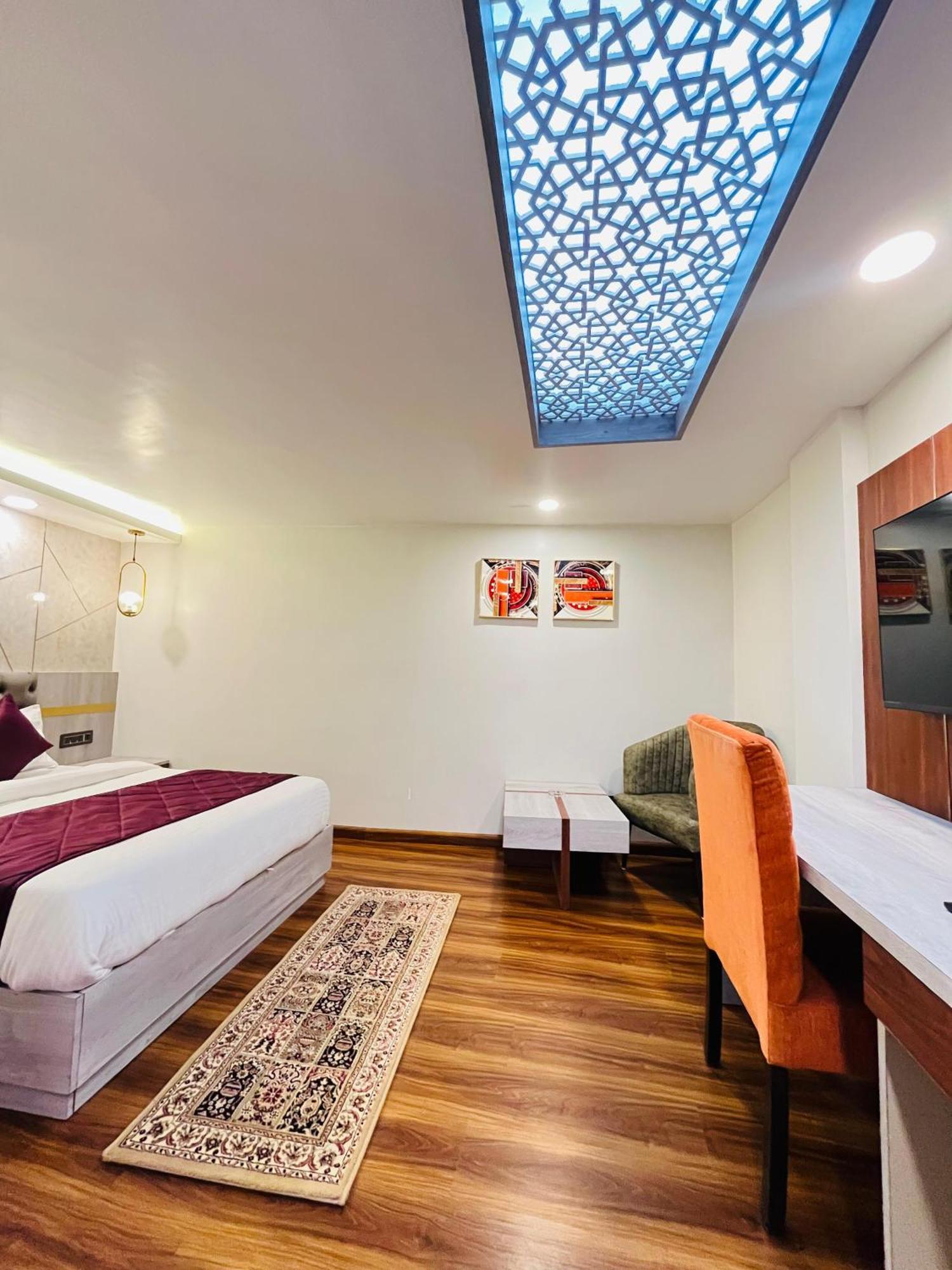 Luxury Stay At Hotel Broadway Boutique Mall Road Chowrasta Near Mahakal Temple Darjeeling  Bagian luar foto