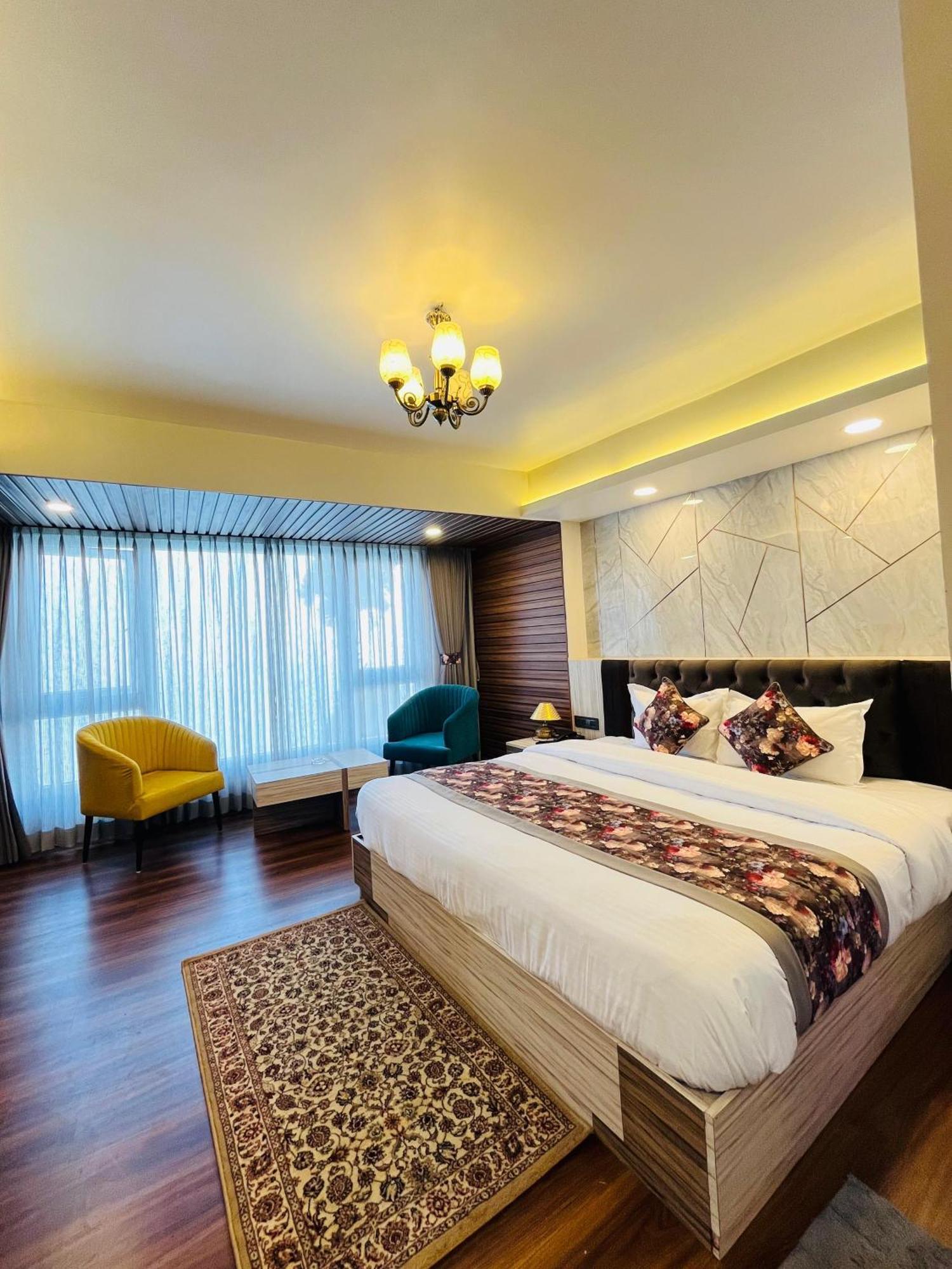 Luxury Stay At Hotel Broadway Boutique Mall Road Chowrasta Near Mahakal Temple Darjeeling  Bagian luar foto
