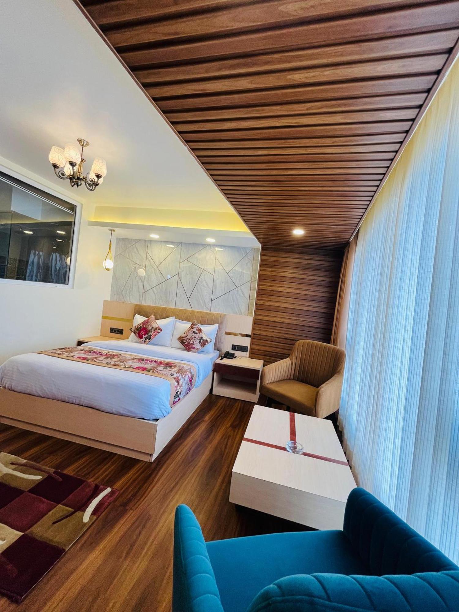 Luxury Stay At Hotel Broadway Boutique Mall Road Chowrasta Near Mahakal Temple Darjeeling  Bagian luar foto