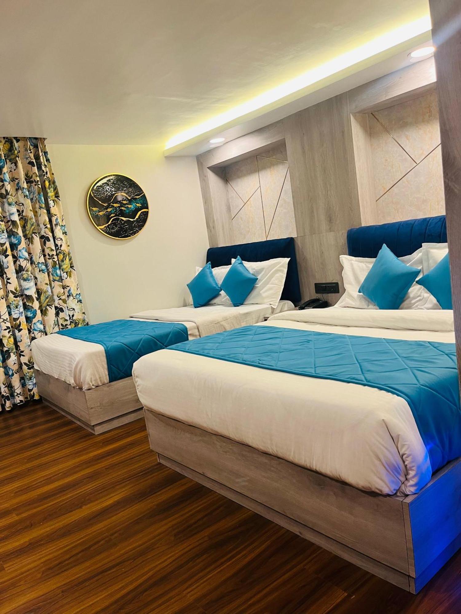 Luxury Stay At Hotel Broadway Boutique Mall Road Chowrasta Near Mahakal Temple Darjeeling  Bagian luar foto