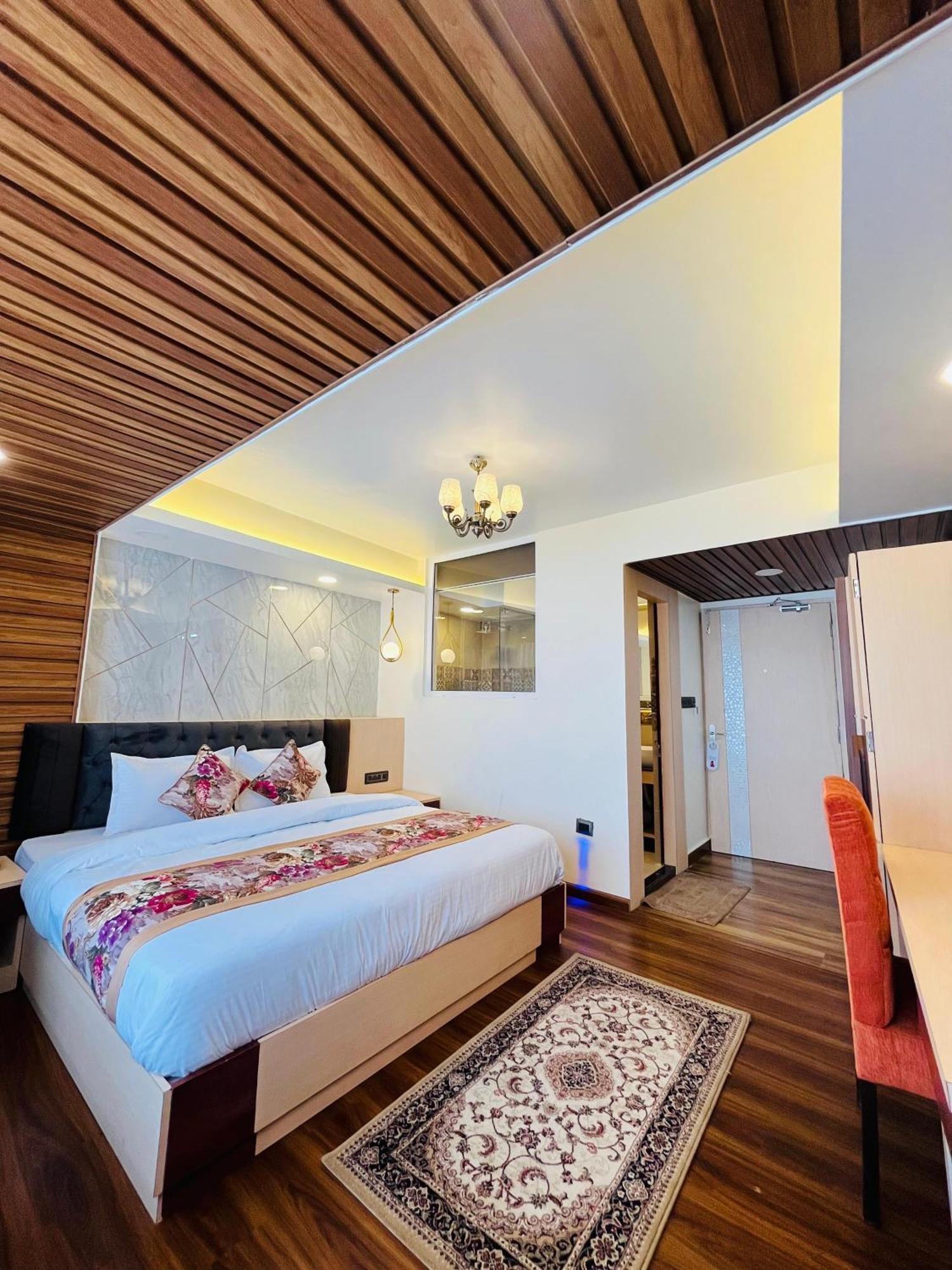 Luxury Stay At Hotel Broadway Boutique Mall Road Chowrasta Near Mahakal Temple Darjeeling  Bagian luar foto