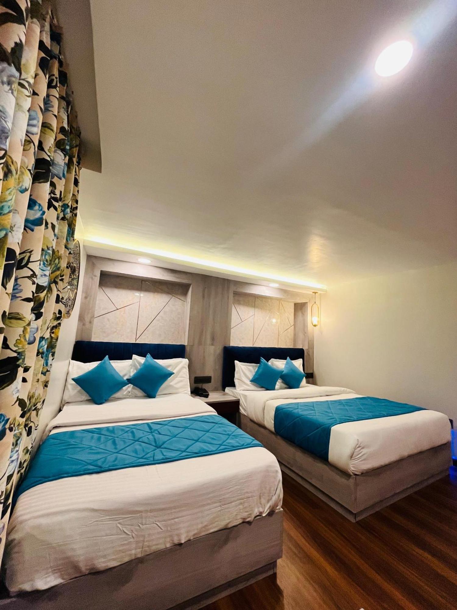Luxury Stay At Hotel Broadway Boutique Mall Road Chowrasta Near Mahakal Temple Darjeeling  Bagian luar foto