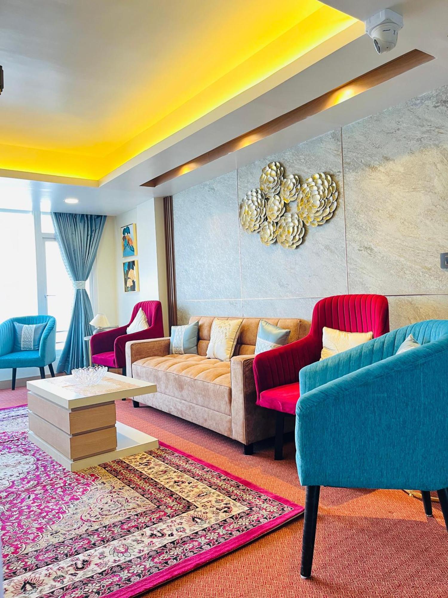 Luxury Stay At Hotel Broadway Boutique Mall Road Chowrasta Near Mahakal Temple Darjeeling  Bagian luar foto