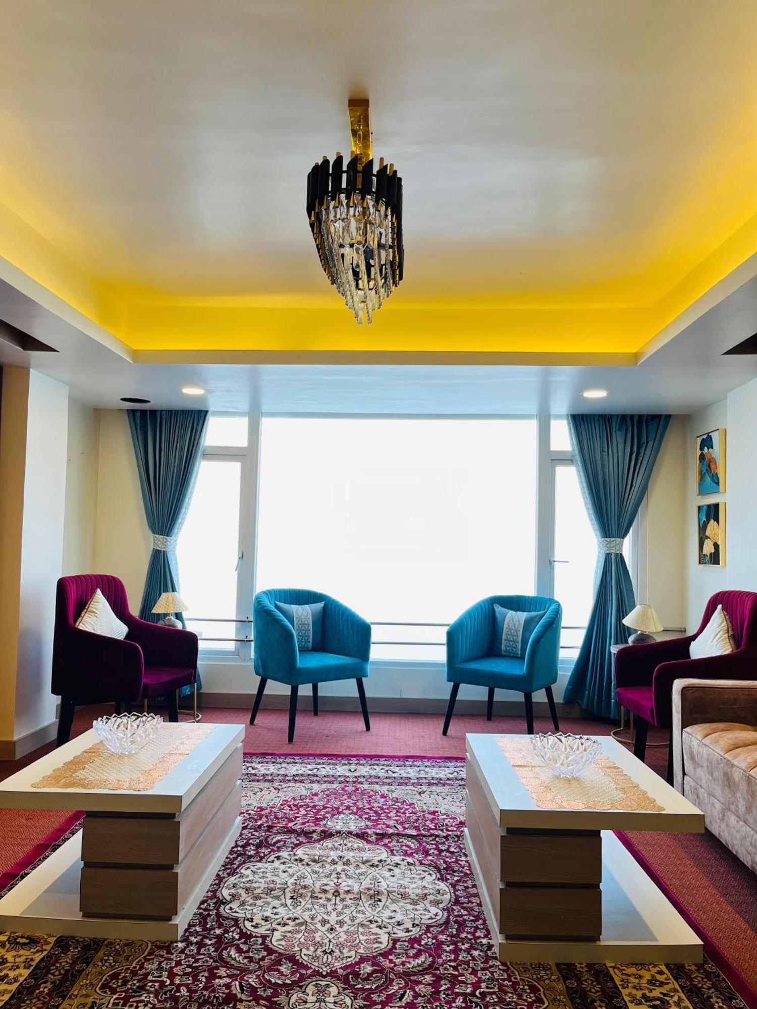 Luxury Stay At Hotel Broadway Boutique Mall Road Chowrasta Near Mahakal Temple Darjeeling  Bagian luar foto