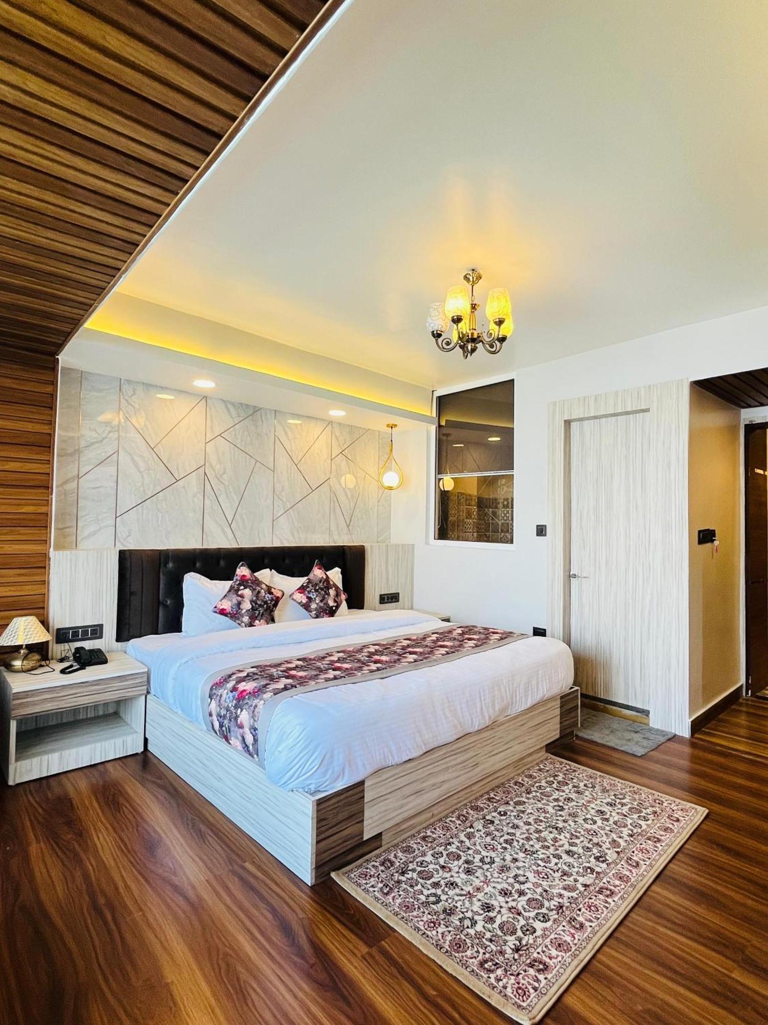 Luxury Stay At Hotel Broadway Boutique Mall Road Chowrasta Near Mahakal Temple Darjeeling  Bagian luar foto