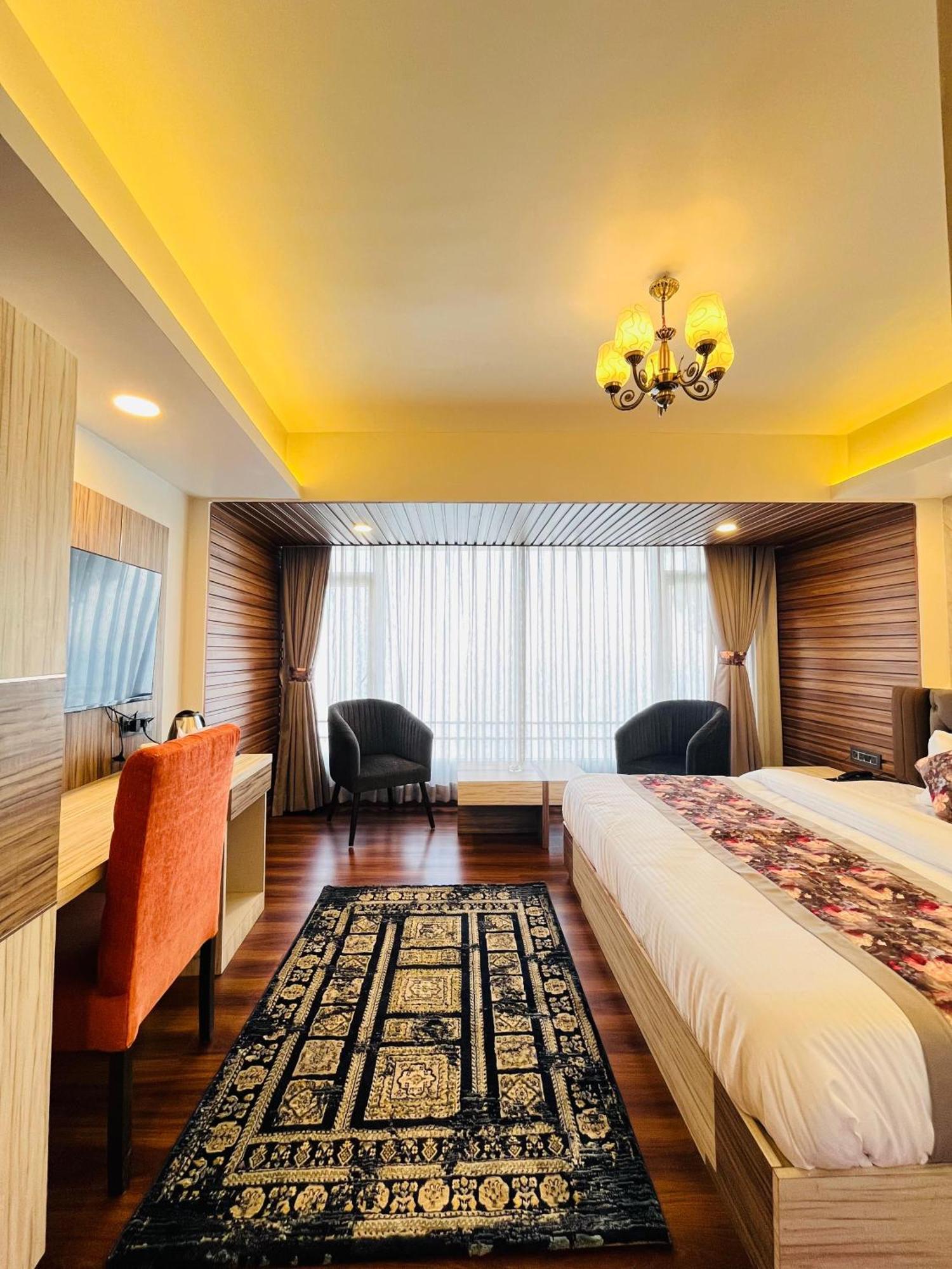 Luxury Stay At Hotel Broadway Boutique Mall Road Chowrasta Near Mahakal Temple Darjeeling  Bagian luar foto