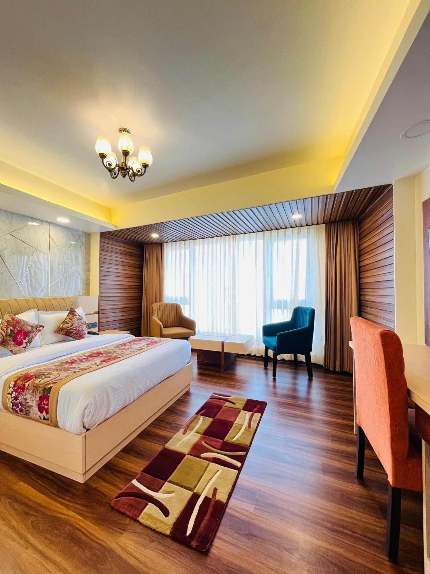 Luxury Stay At Hotel Broadway Boutique Mall Road Chowrasta Near Mahakal Temple Darjeeling  Bagian luar foto