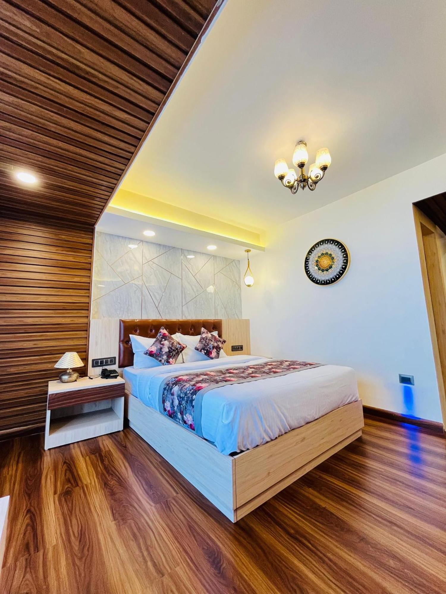 Luxury Stay At Hotel Broadway Boutique Mall Road Chowrasta Near Mahakal Temple Darjeeling  Bagian luar foto