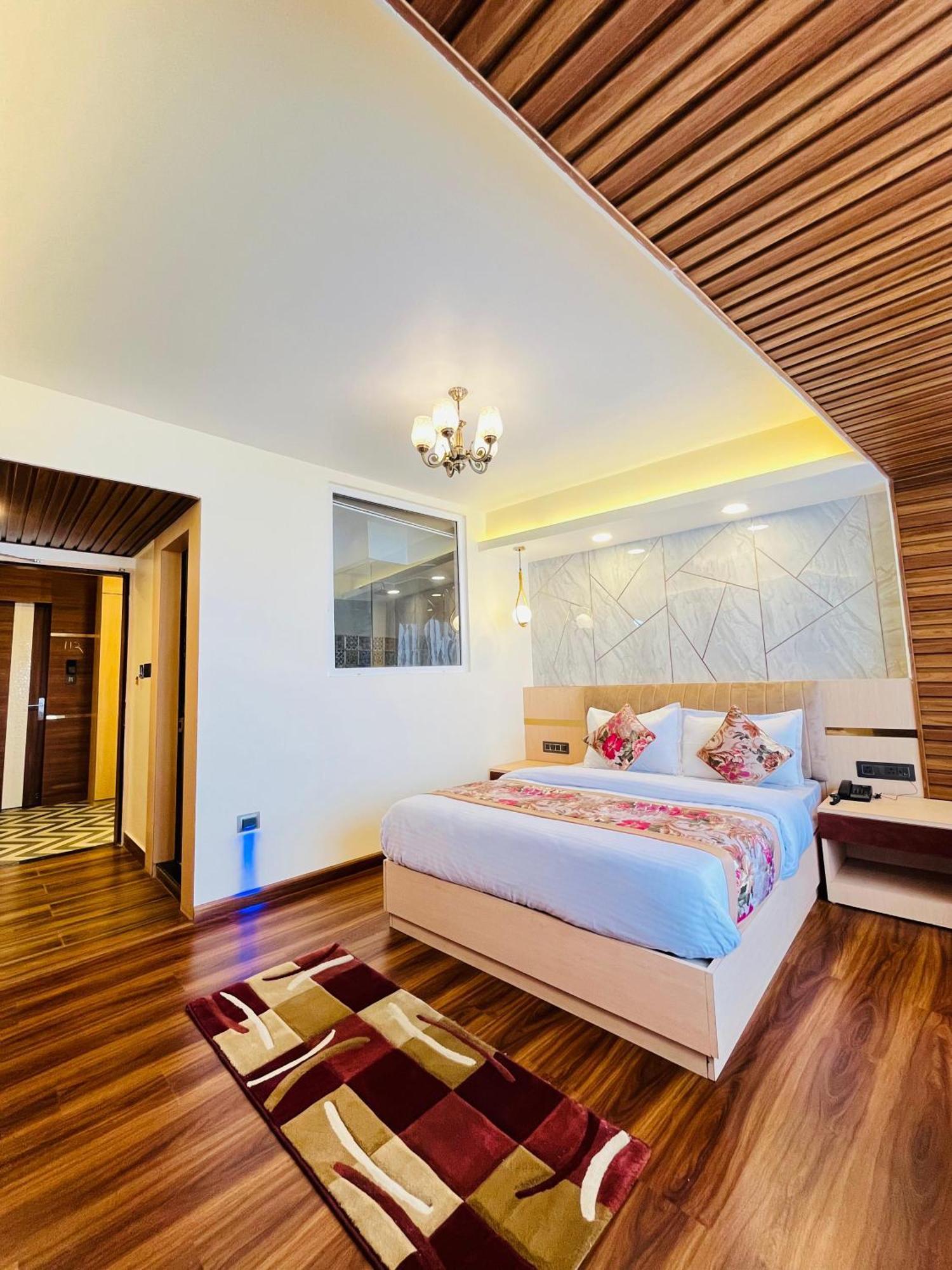 Luxury Stay At Hotel Broadway Boutique Mall Road Chowrasta Near Mahakal Temple Darjeeling  Bagian luar foto