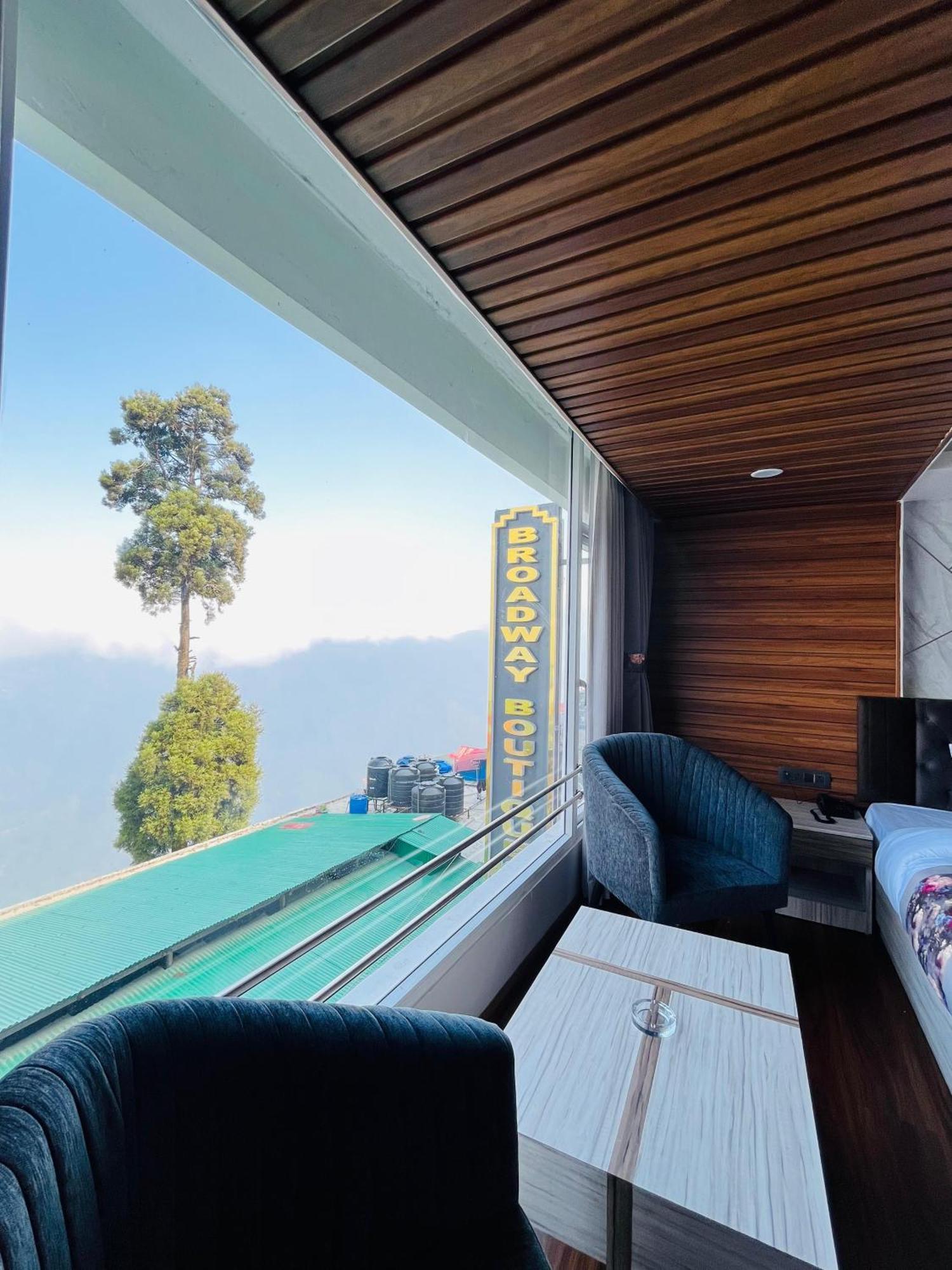 Luxury Stay At Hotel Broadway Boutique Mall Road Chowrasta Near Mahakal Temple Darjeeling  Bagian luar foto