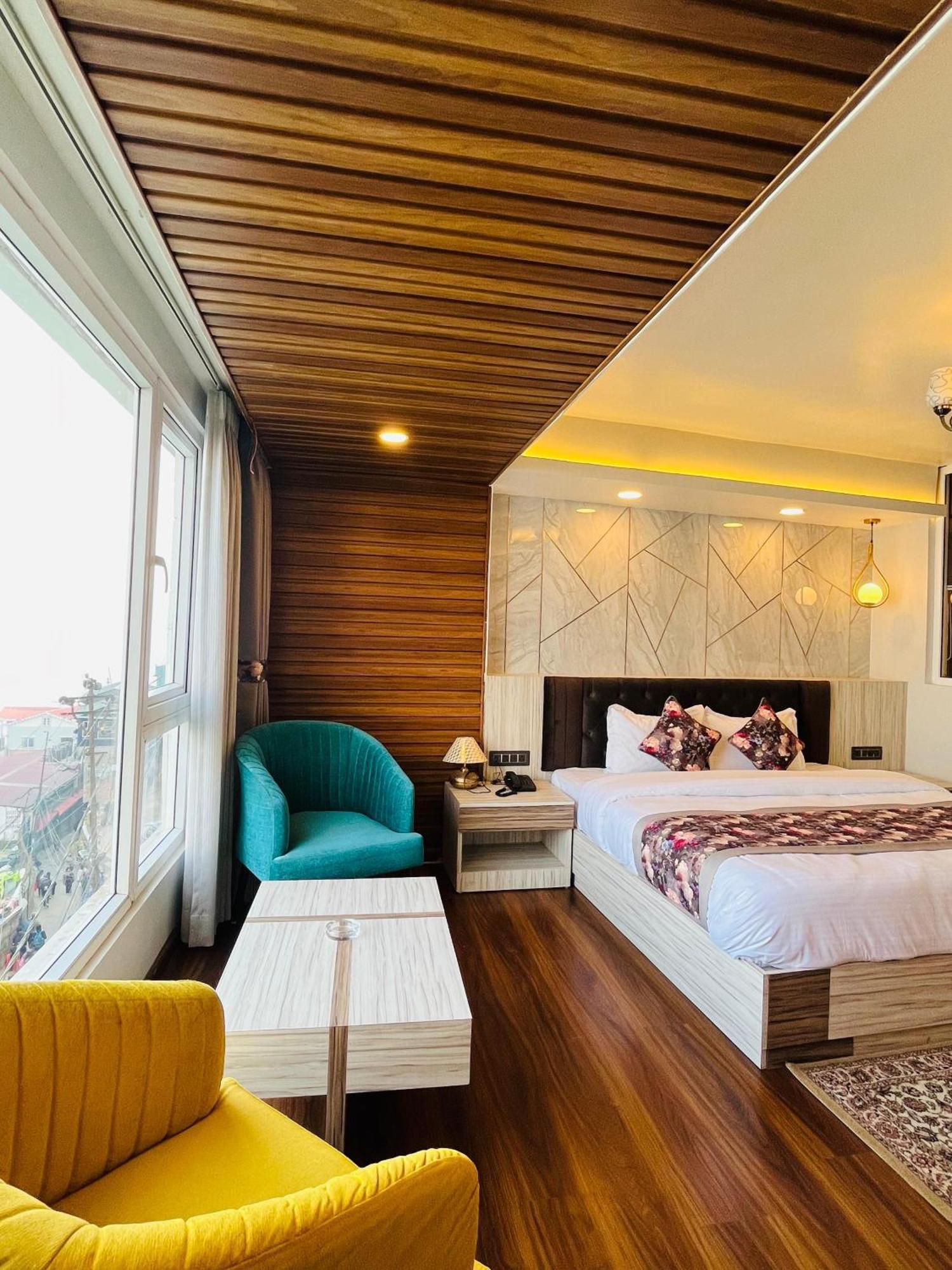 Luxury Stay At Hotel Broadway Boutique Mall Road Chowrasta Near Mahakal Temple Darjeeling  Bagian luar foto