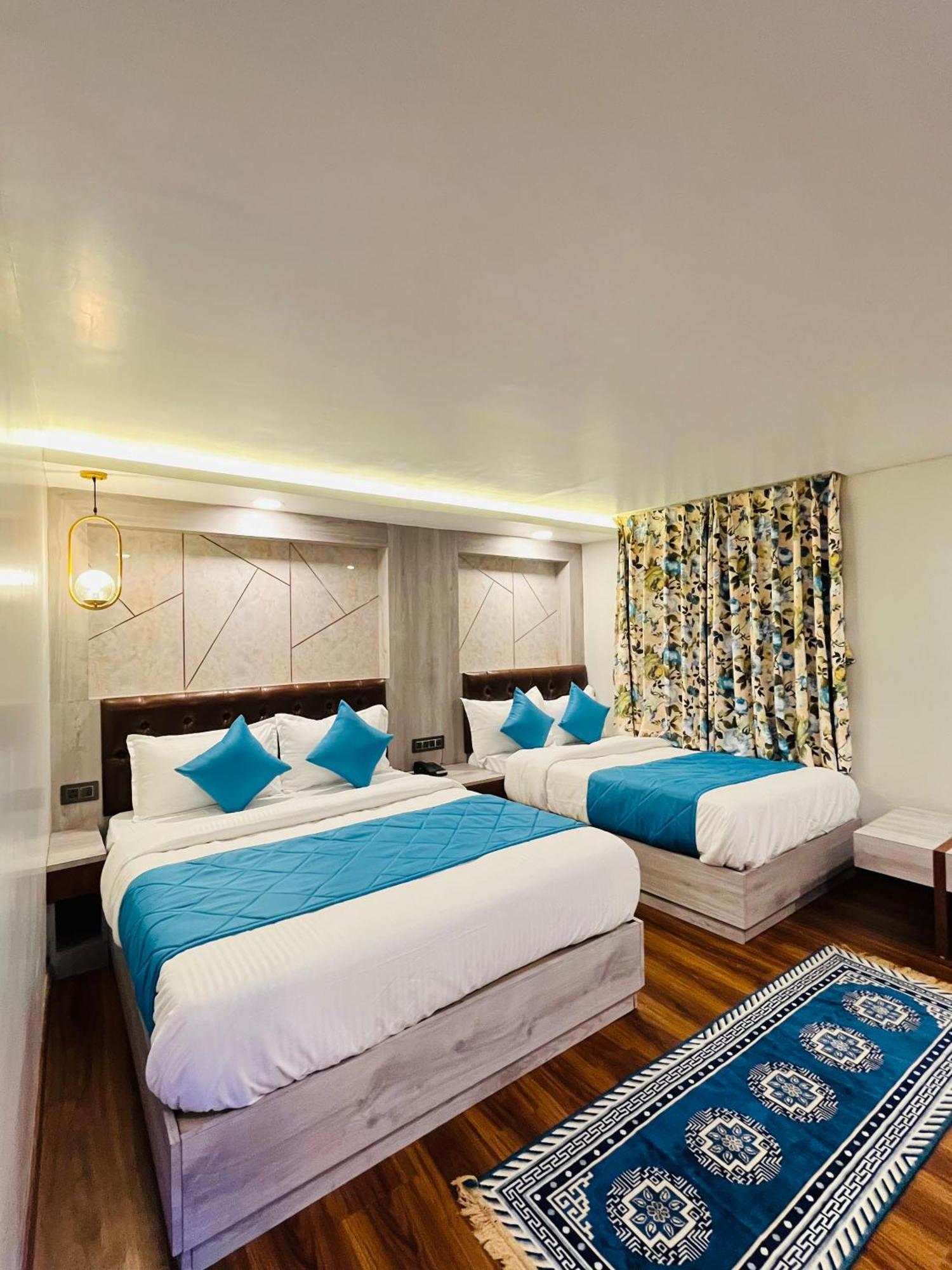 Luxury Stay At Hotel Broadway Boutique Mall Road Chowrasta Near Mahakal Temple Darjeeling  Bagian luar foto