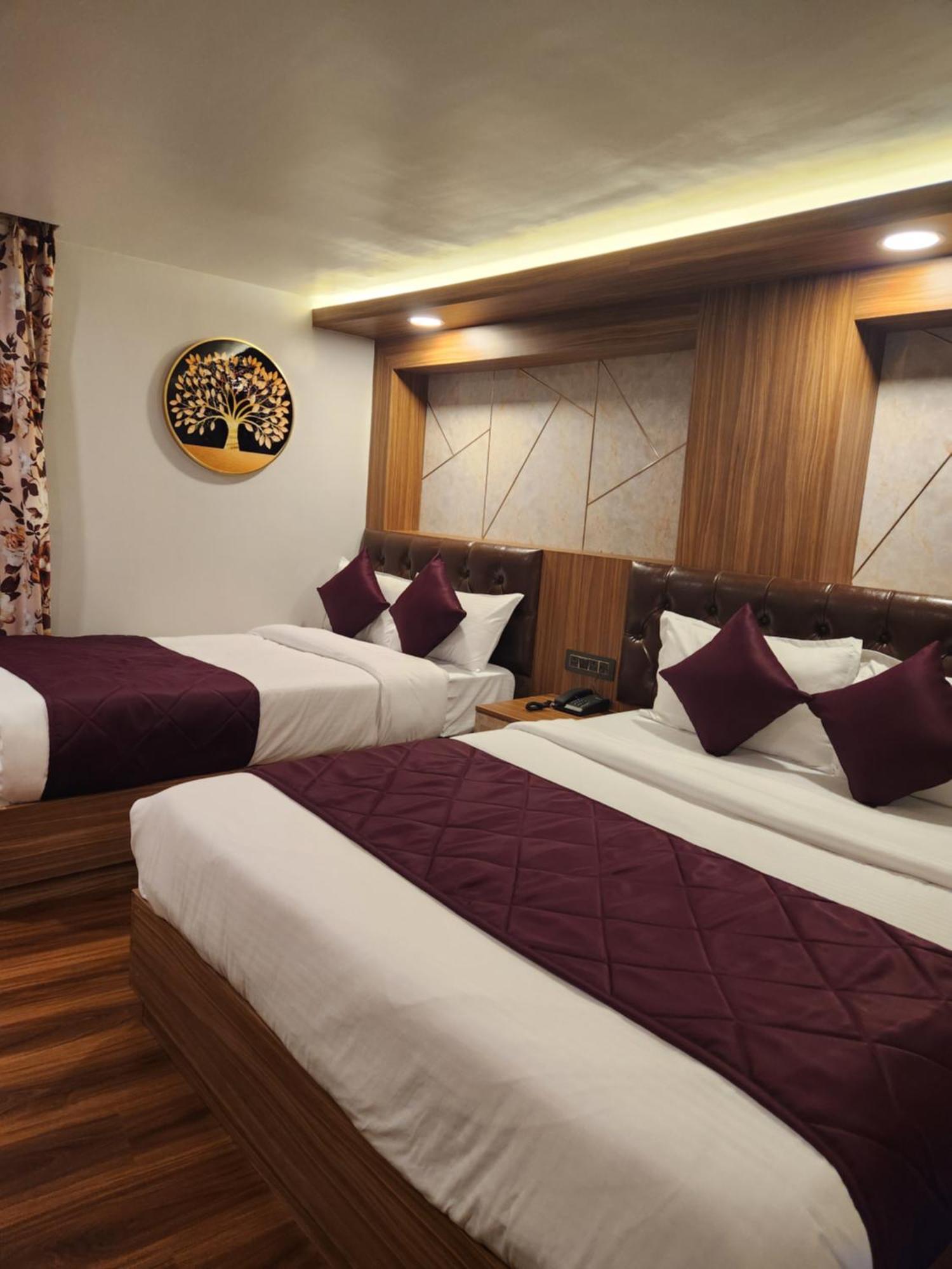 Luxury Stay At Hotel Broadway Boutique Mall Road Chowrasta Near Mahakal Temple Darjeeling  Bagian luar foto