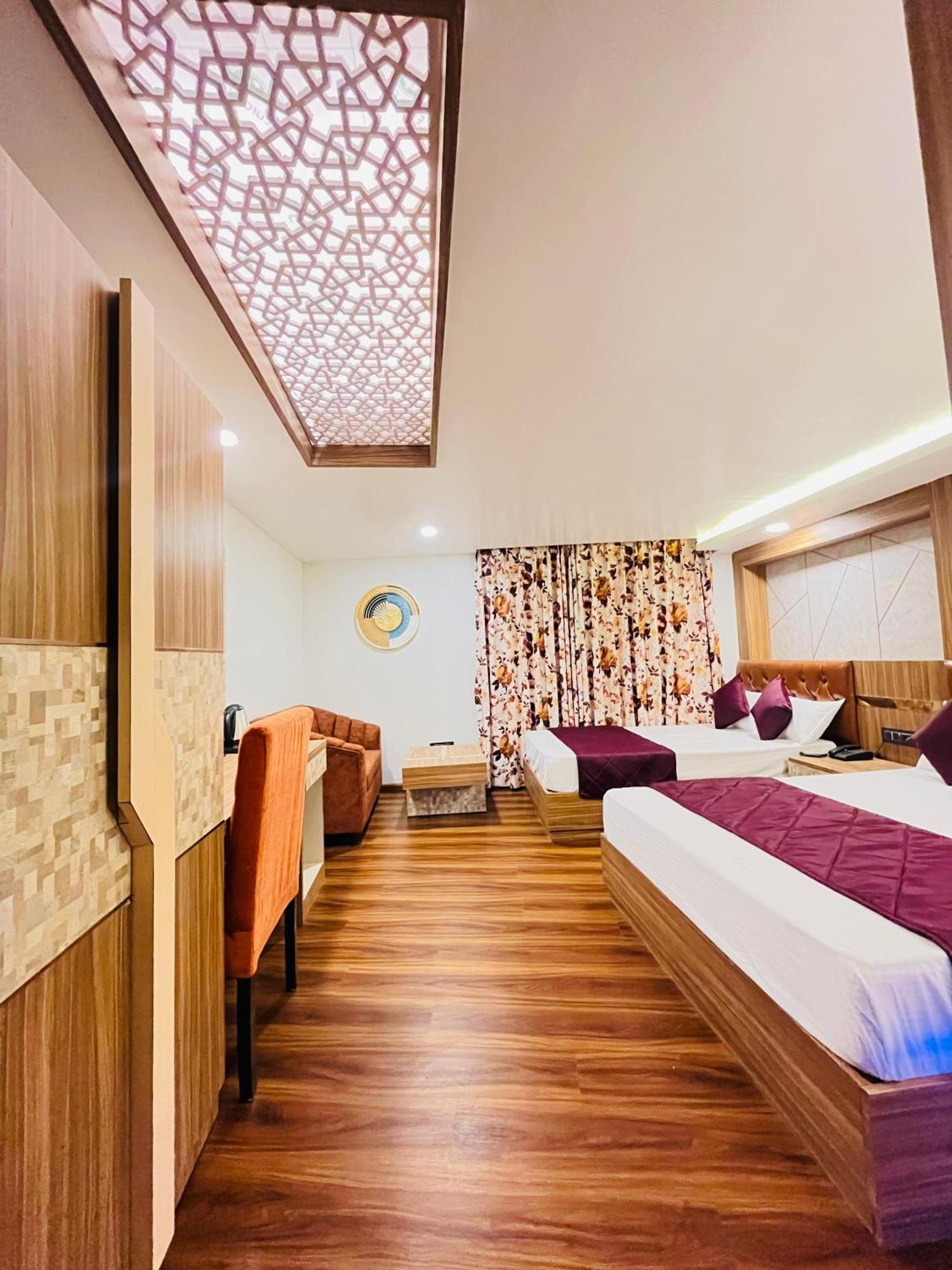 Luxury Stay At Hotel Broadway Boutique Mall Road Chowrasta Near Mahakal Temple Darjeeling  Bagian luar foto