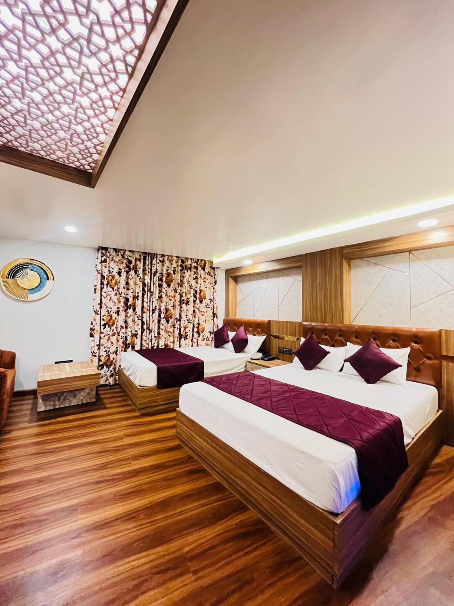 Luxury Stay At Hotel Broadway Boutique Mall Road Chowrasta Near Mahakal Temple Darjeeling  Bagian luar foto