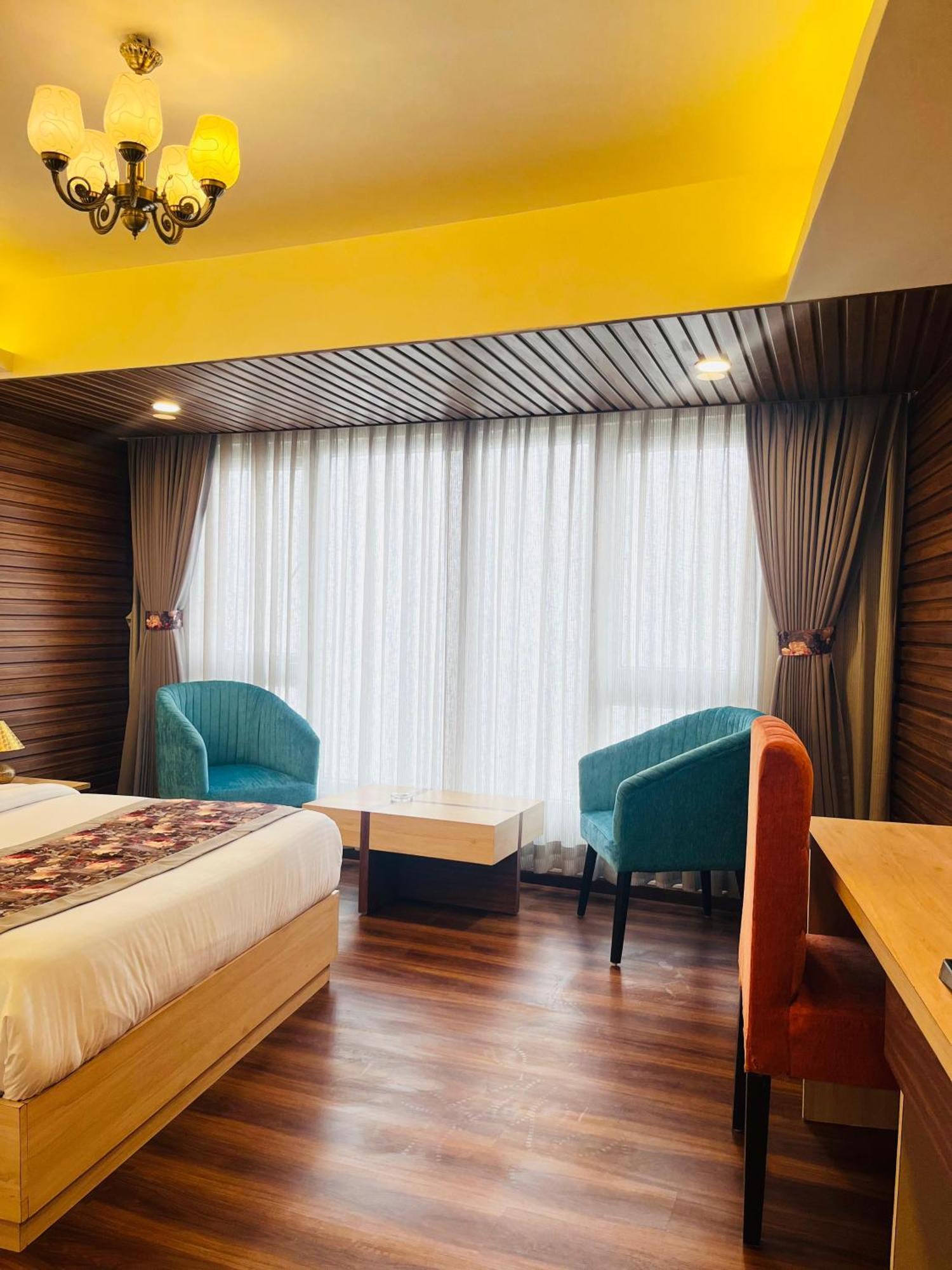Luxury Stay At Hotel Broadway Boutique Mall Road Chowrasta Near Mahakal Temple Darjeeling  Bagian luar foto