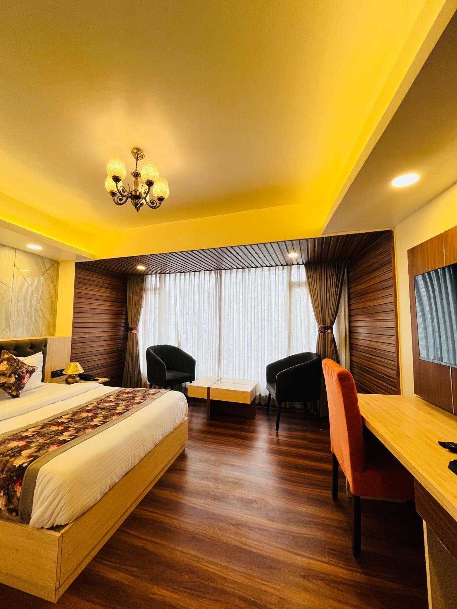Luxury Stay At Hotel Broadway Boutique Mall Road Chowrasta Near Mahakal Temple Darjeeling  Bagian luar foto