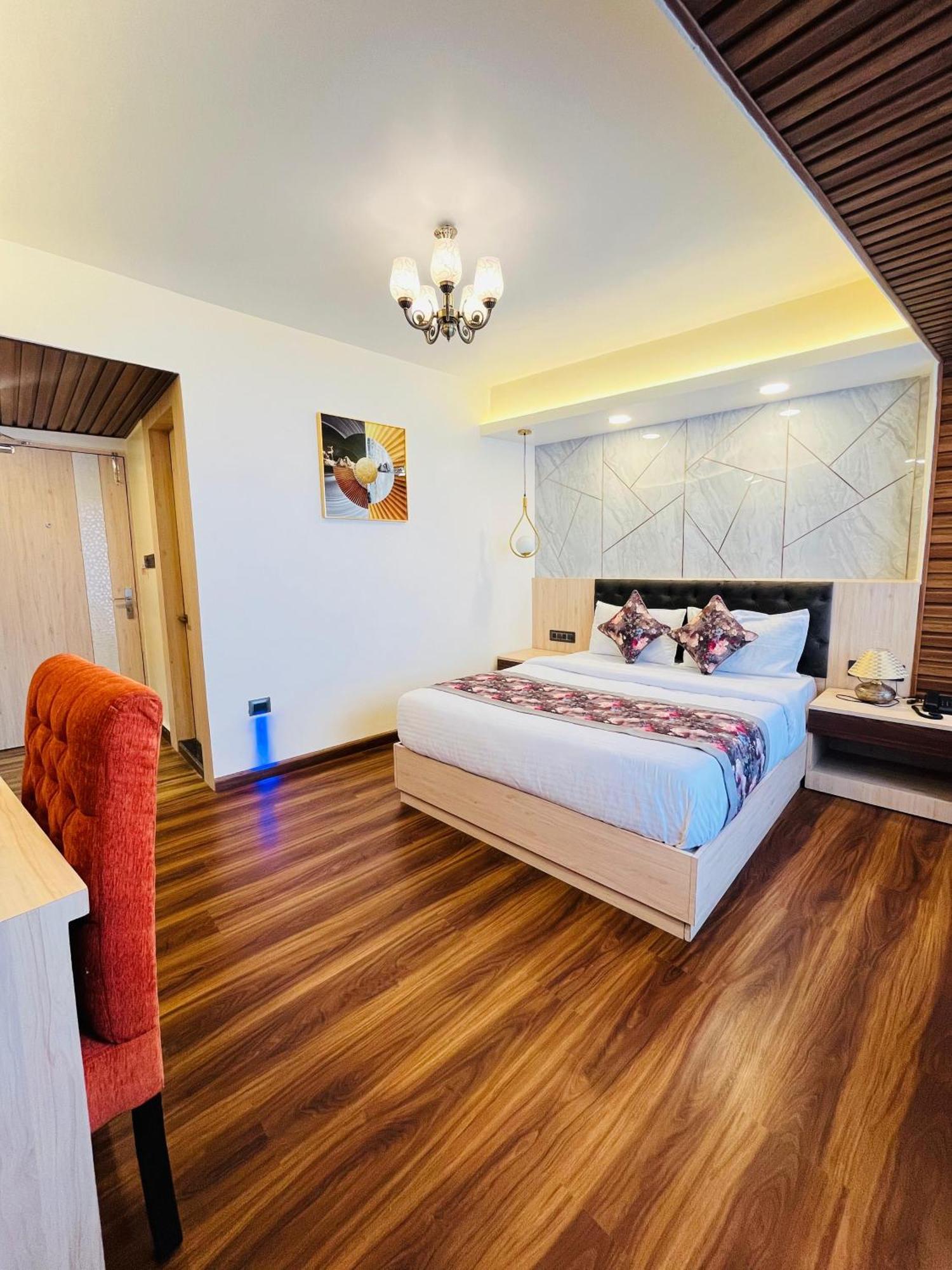 Luxury Stay At Hotel Broadway Boutique Mall Road Chowrasta Near Mahakal Temple Darjeeling  Bagian luar foto