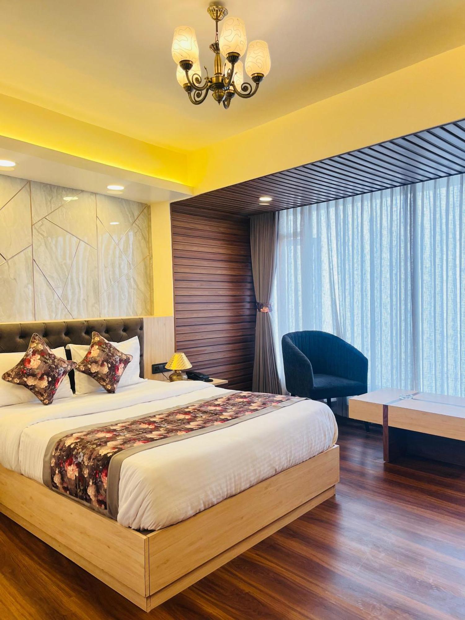 Luxury Stay At Hotel Broadway Boutique Mall Road Chowrasta Near Mahakal Temple Darjeeling  Bagian luar foto