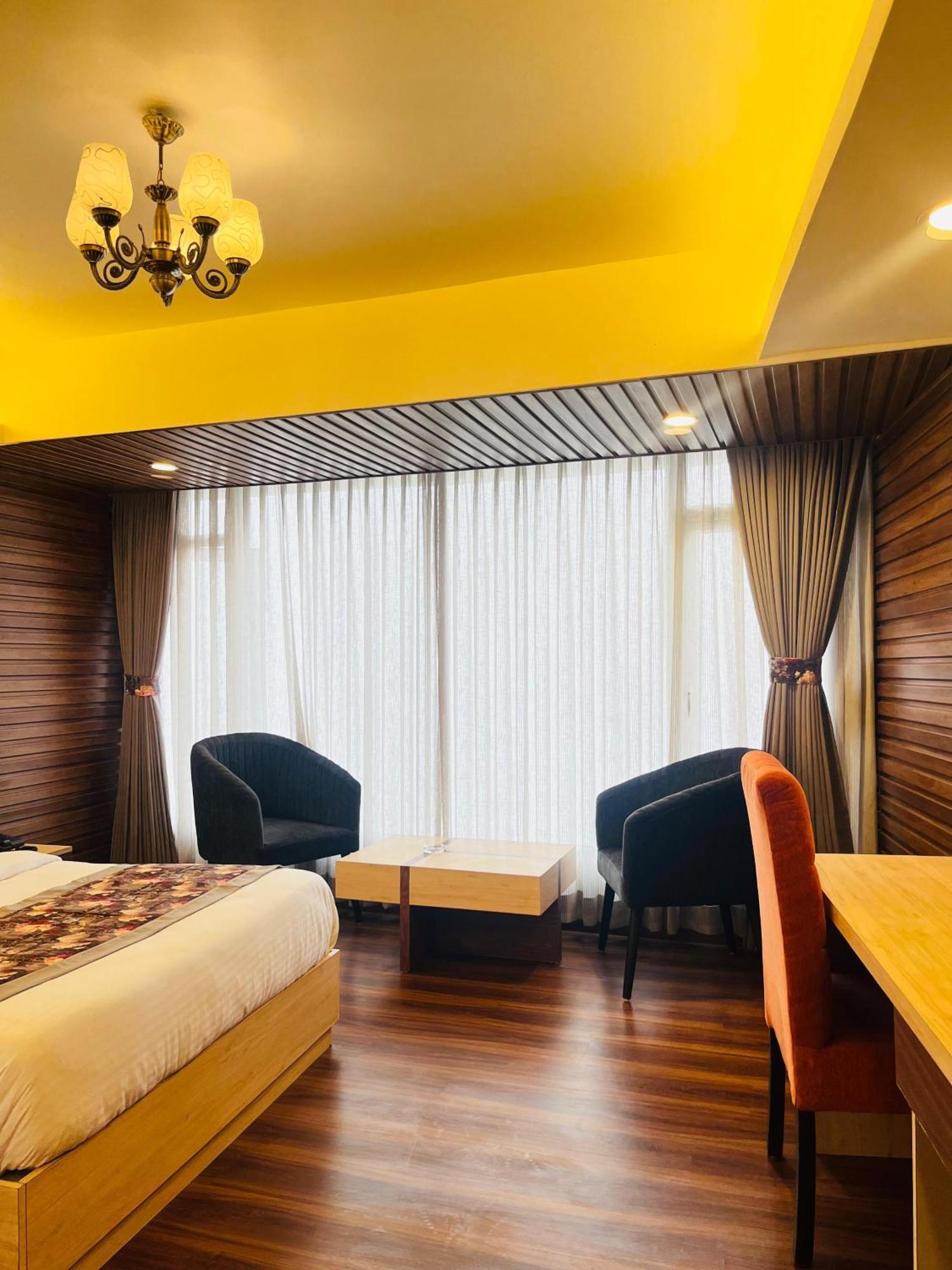 Luxury Stay At Hotel Broadway Boutique Mall Road Chowrasta Near Mahakal Temple Darjeeling  Bagian luar foto
