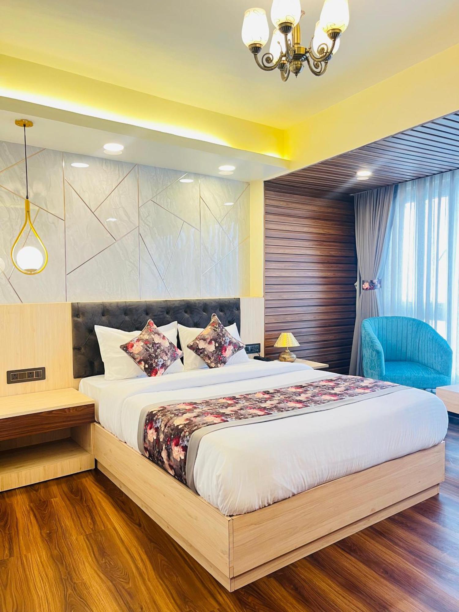 Luxury Stay At Hotel Broadway Boutique Mall Road Chowrasta Near Mahakal Temple Darjeeling  Bagian luar foto