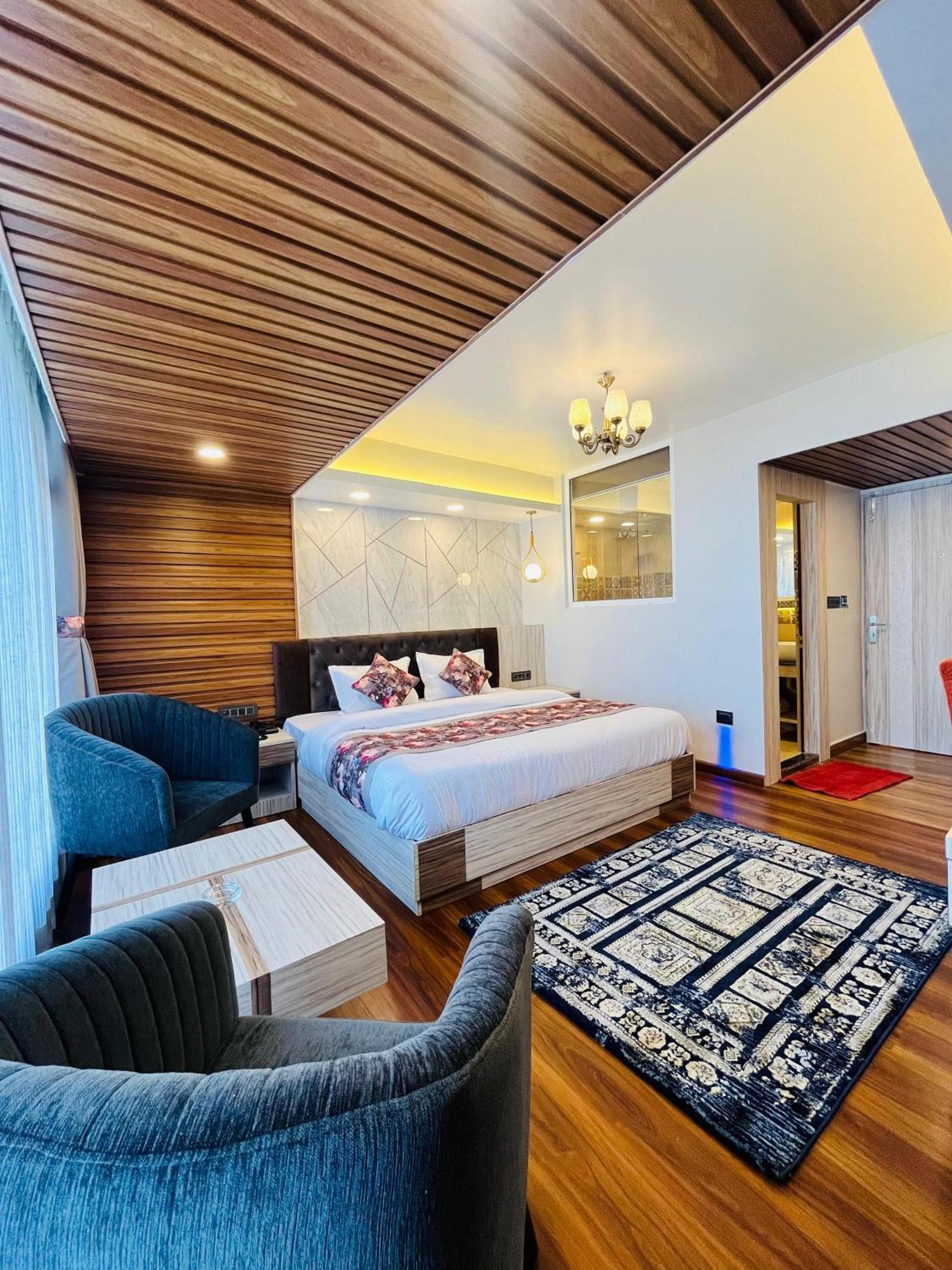 Luxury Stay At Hotel Broadway Boutique Mall Road Chowrasta Near Mahakal Temple Darjeeling  Bagian luar foto